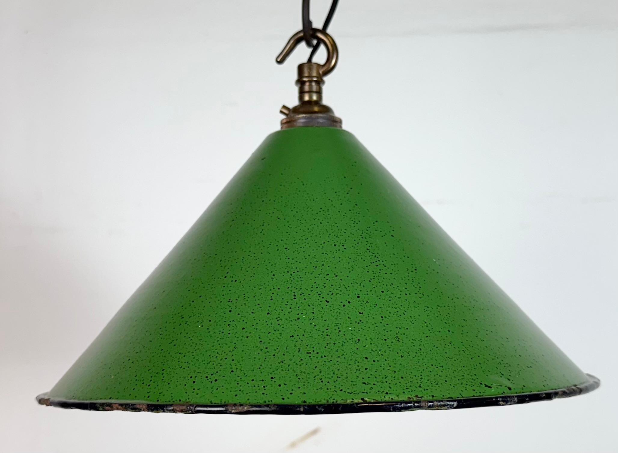 Industrial British Green Enamel Factory Pendant Lamp, 1950s In Good Condition For Sale In Kojetice, CZ