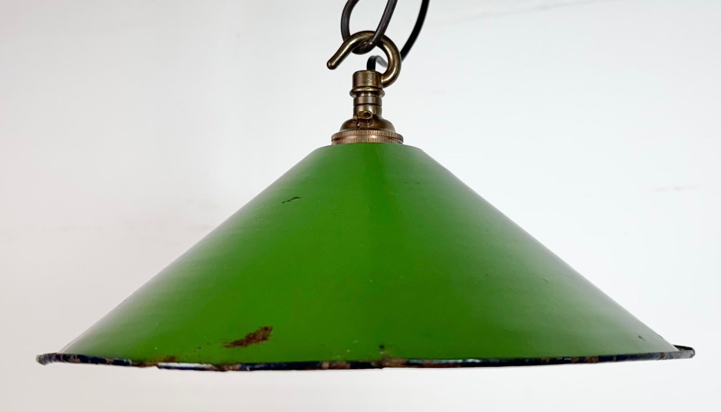Industrial British Green Enamel Factory Pendant Lamp, 1950s In Good Condition For Sale In Kojetice, CZ