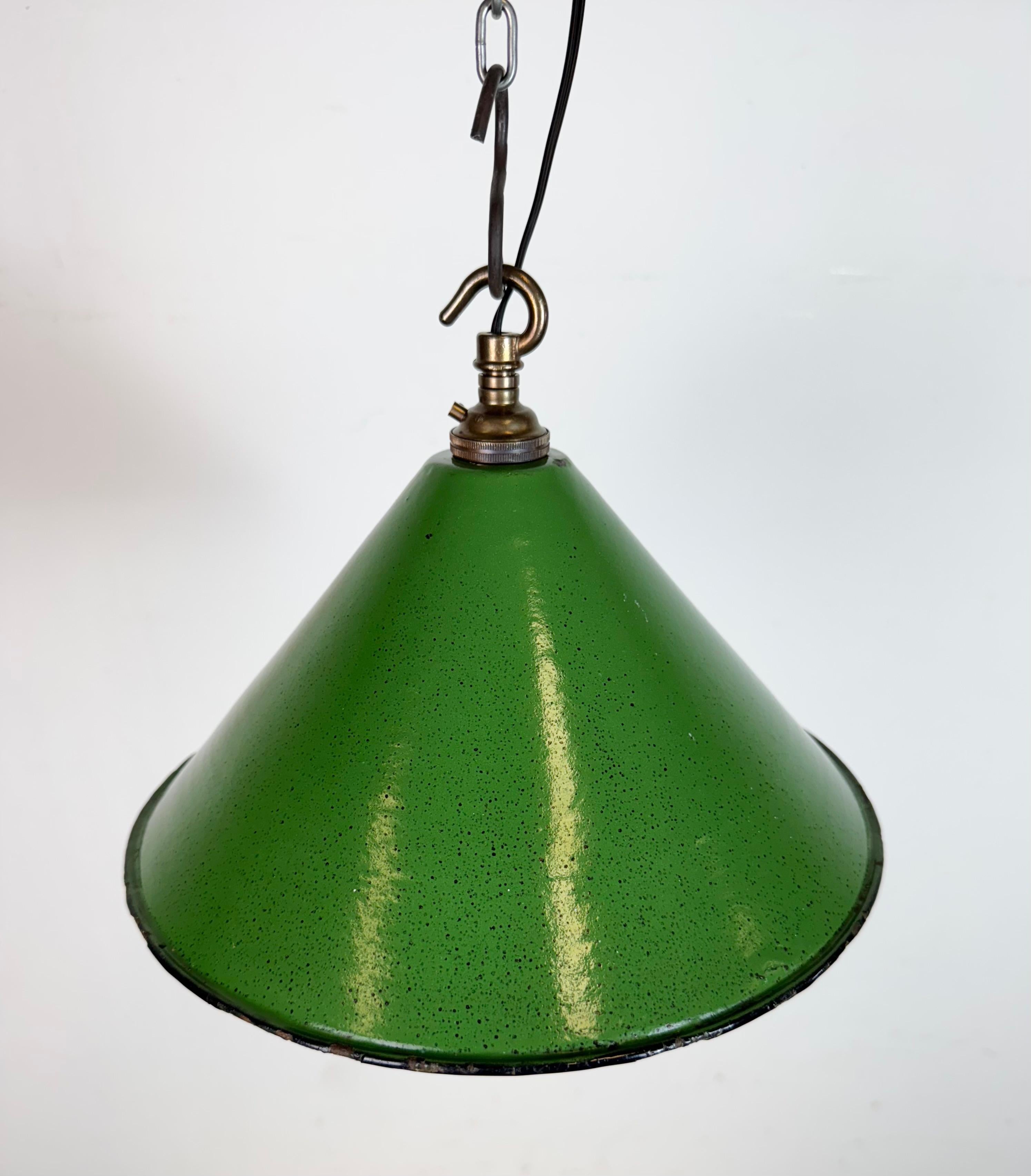 Industrial British Green Enamel Factory Pendant Lamp, 1950s For Sale 2