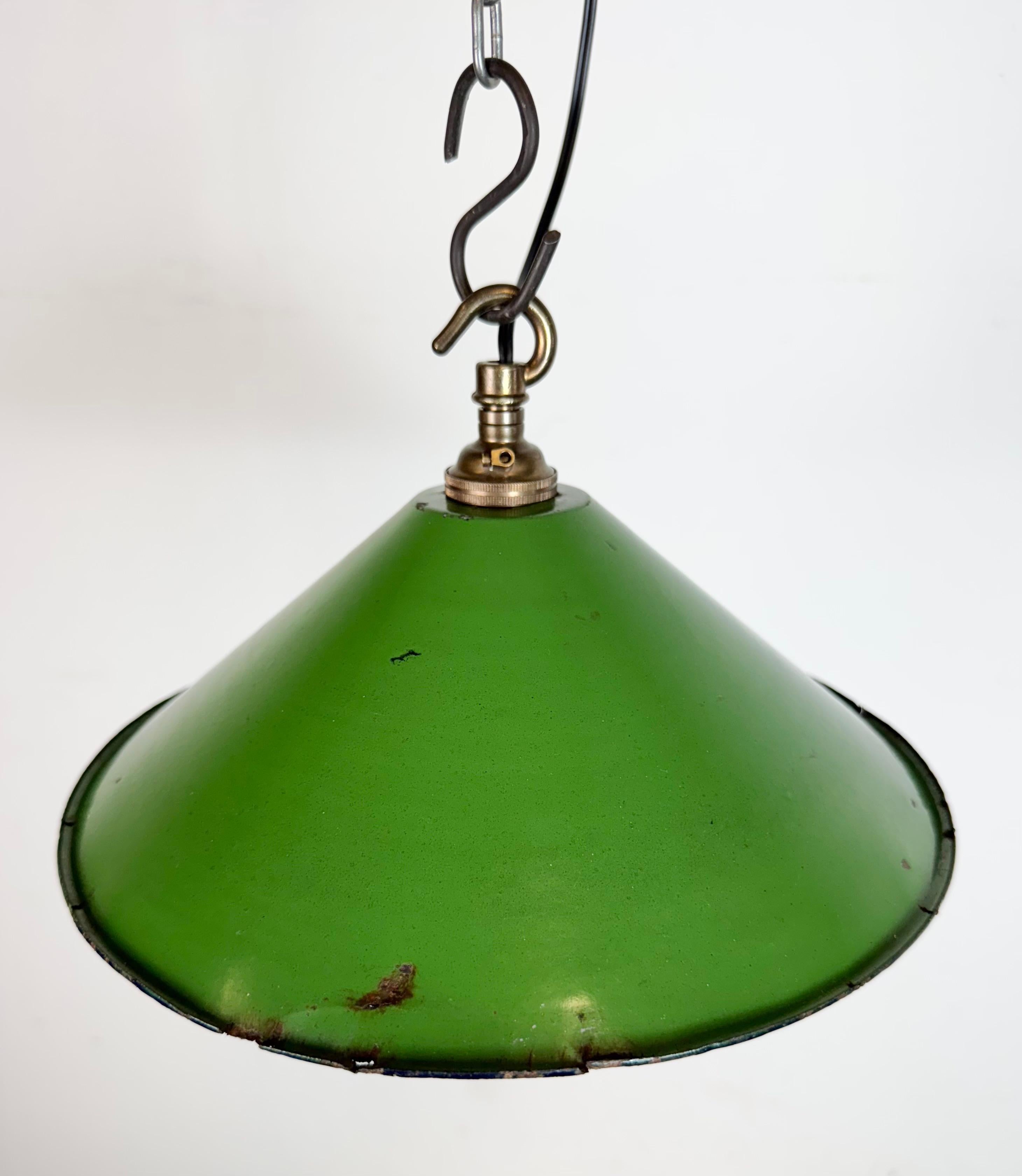 Industrial British Green Enamel Factory Pendant Lamp, 1950s For Sale 2