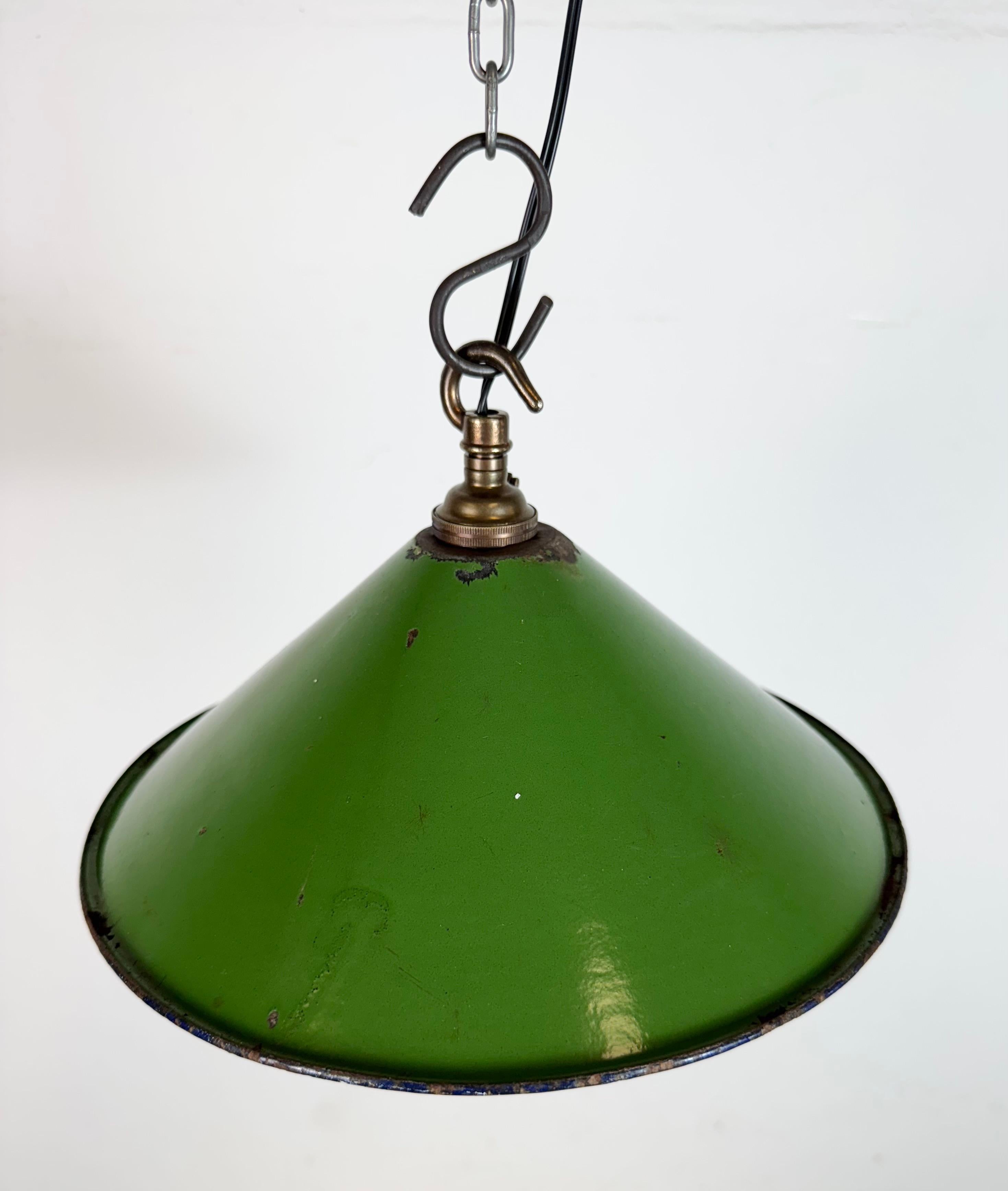 Industrial British Green Enamel Factory Pendant Lamp, 1950s For Sale 2