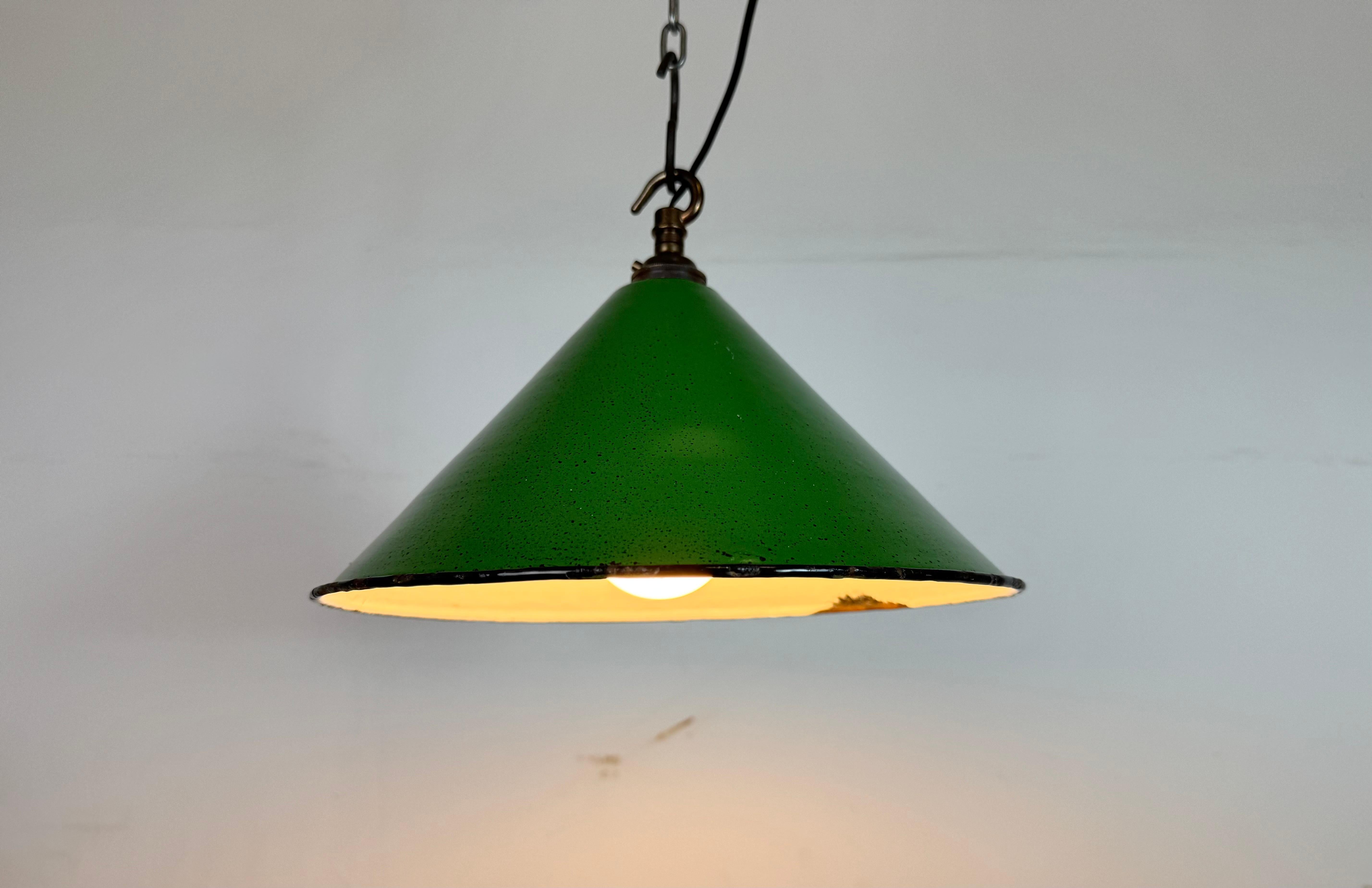 Industrial British Green Enamel Factory Pendant Lamp, 1950s For Sale 4