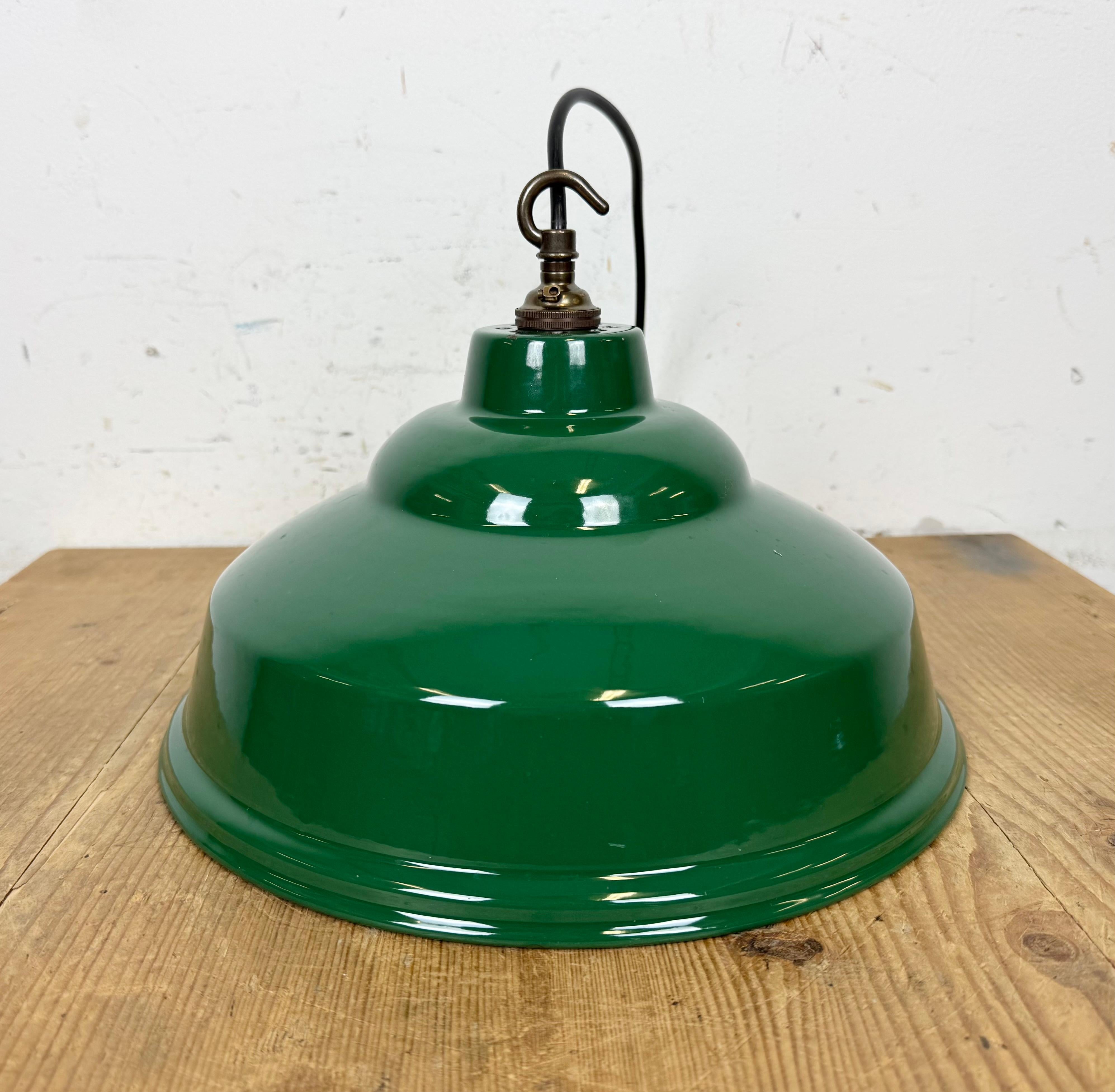 Lampada a sospensione industriale britannica a smalto verde, anni '60 in vendita 3