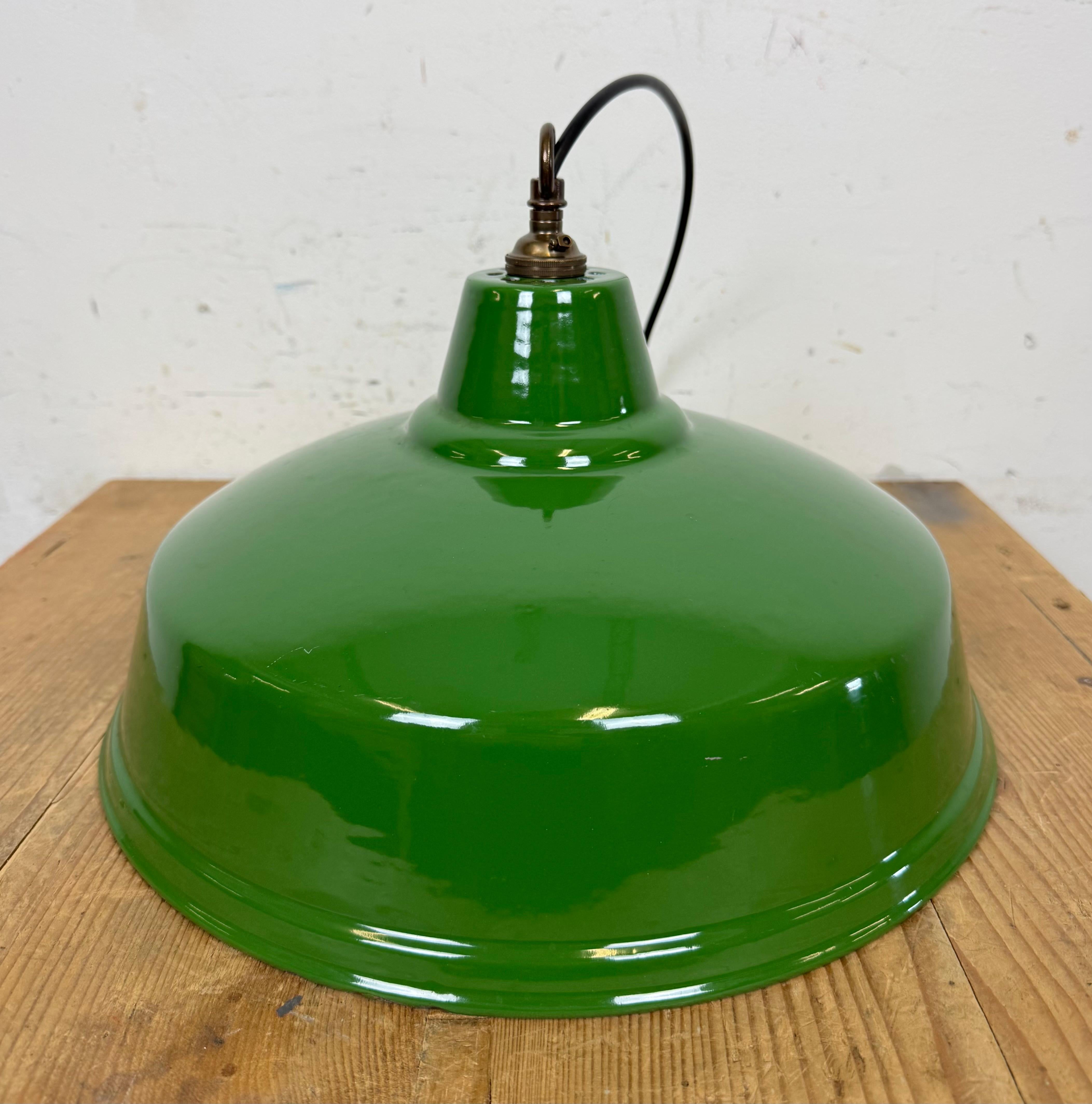 Lampada a sospensione industriale britannica a smalto verde, anni '60 in vendita 3