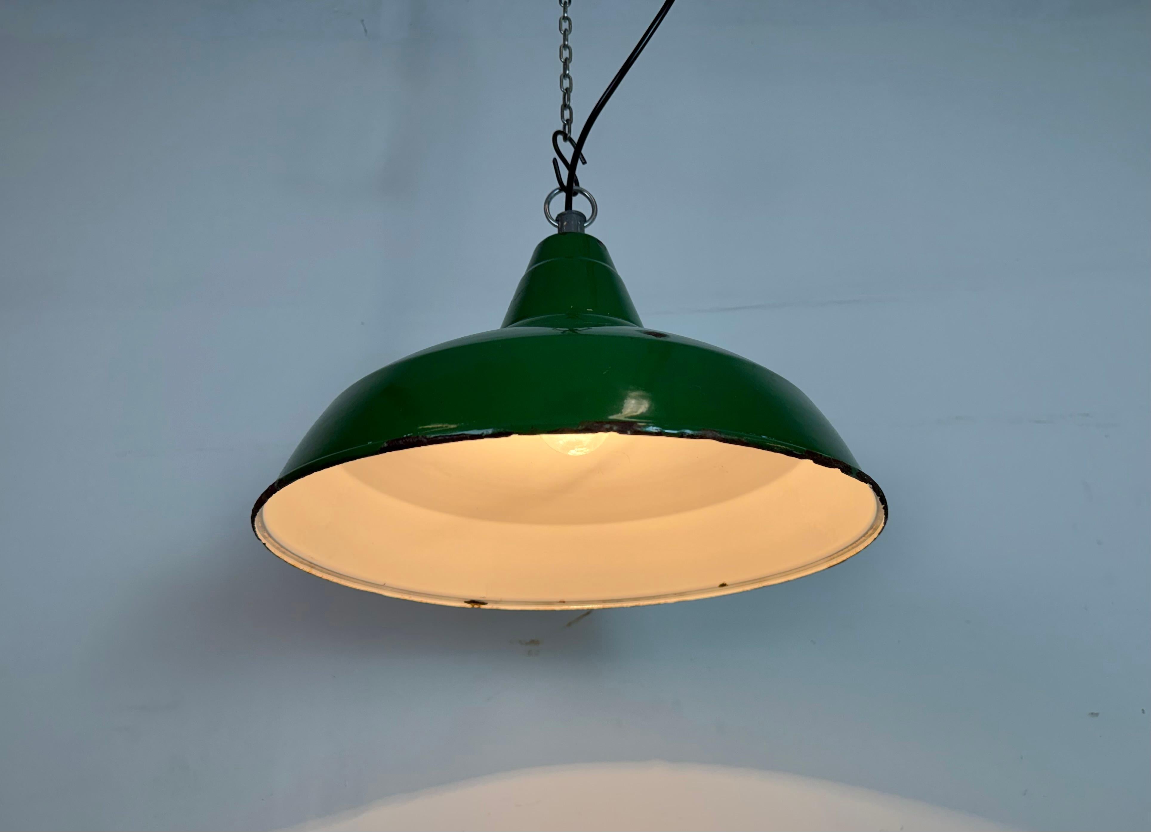 Lampada a sospensione industriale britannica a smalto verde, anni '1960 in vendita 3