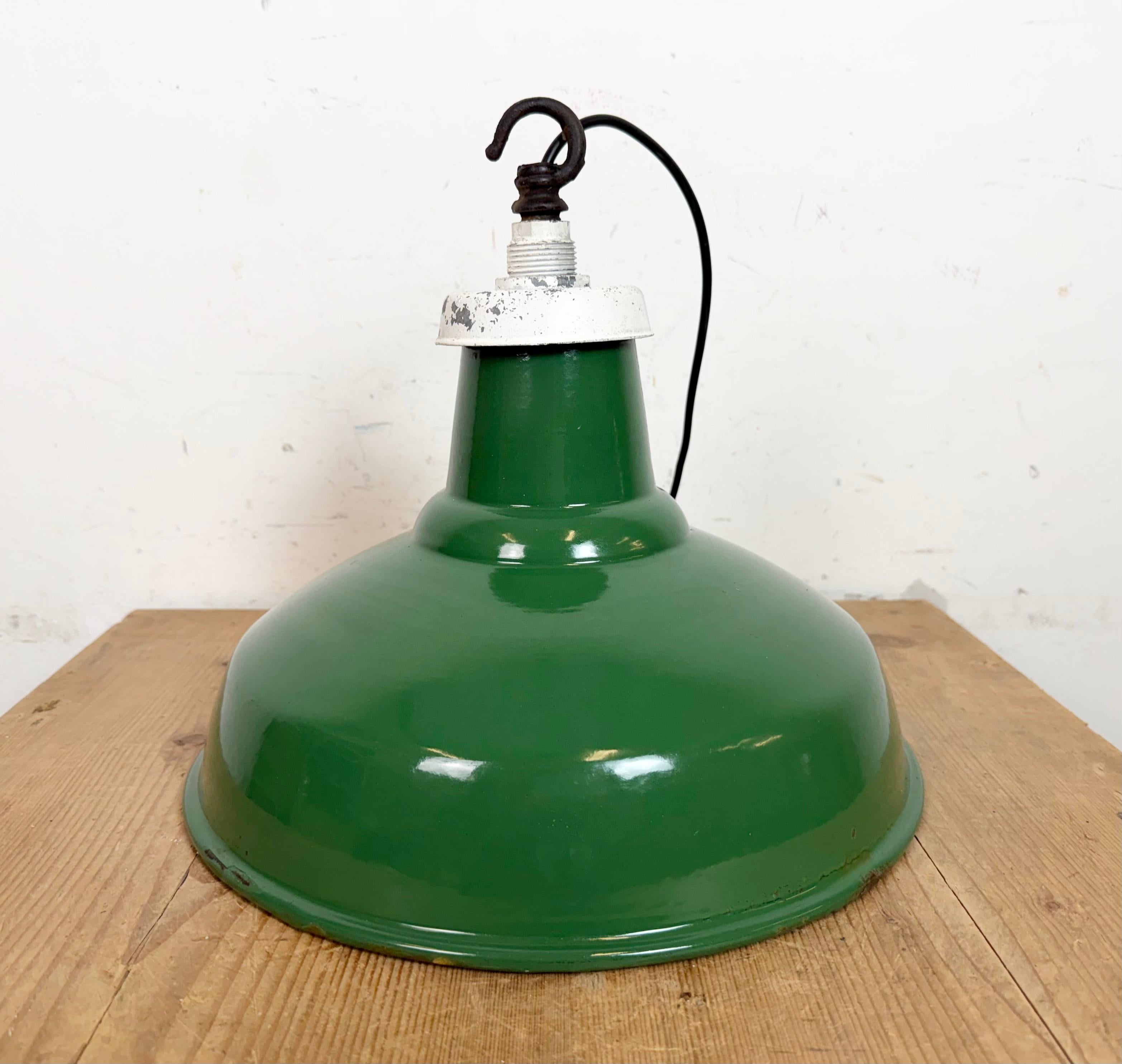 Lámpara colgante industrial de fábrica británica de esmalte verde, años 1960 en venta 3