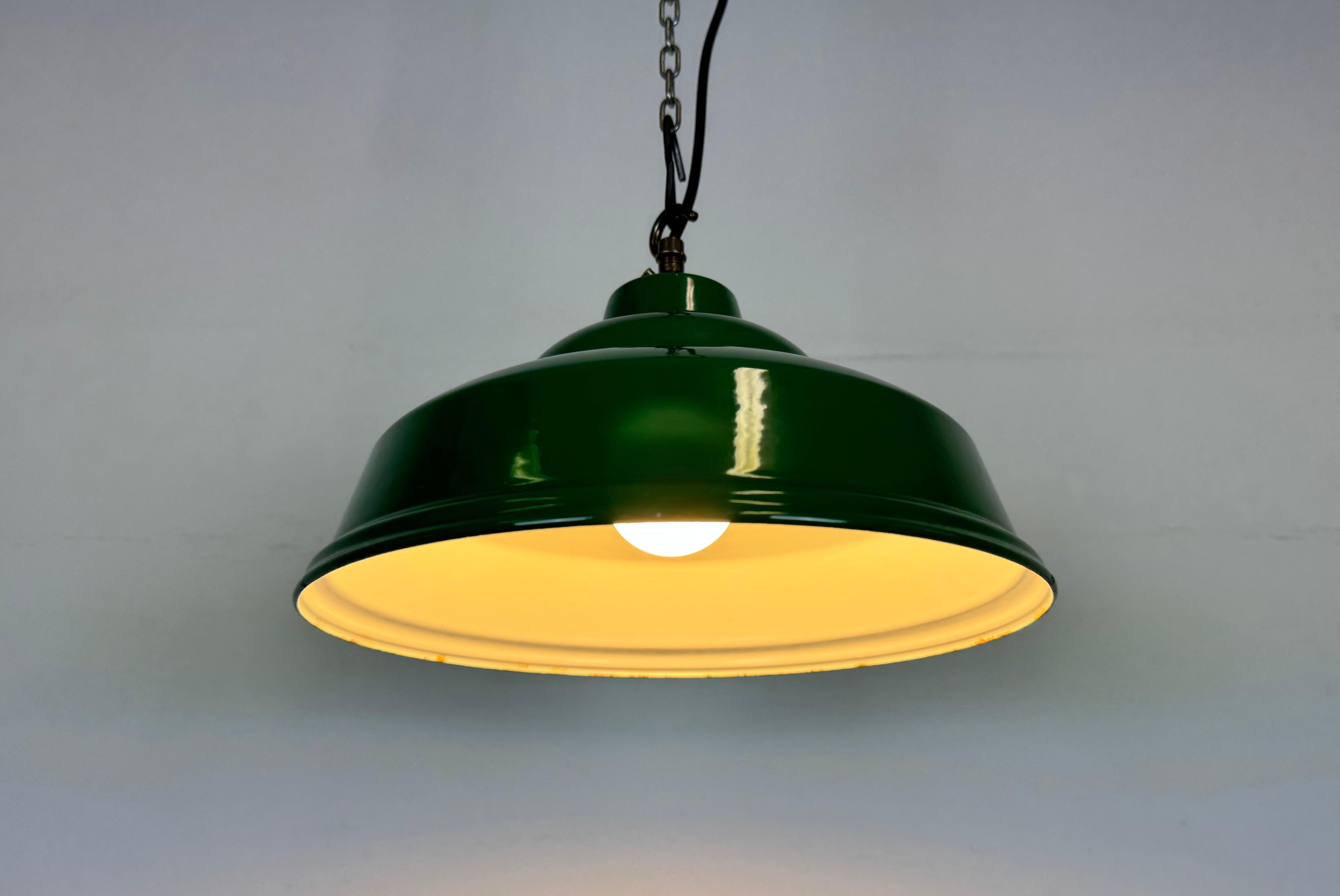 Lampada a sospensione industriale britannica a smalto verde, anni '60 in vendita 4
