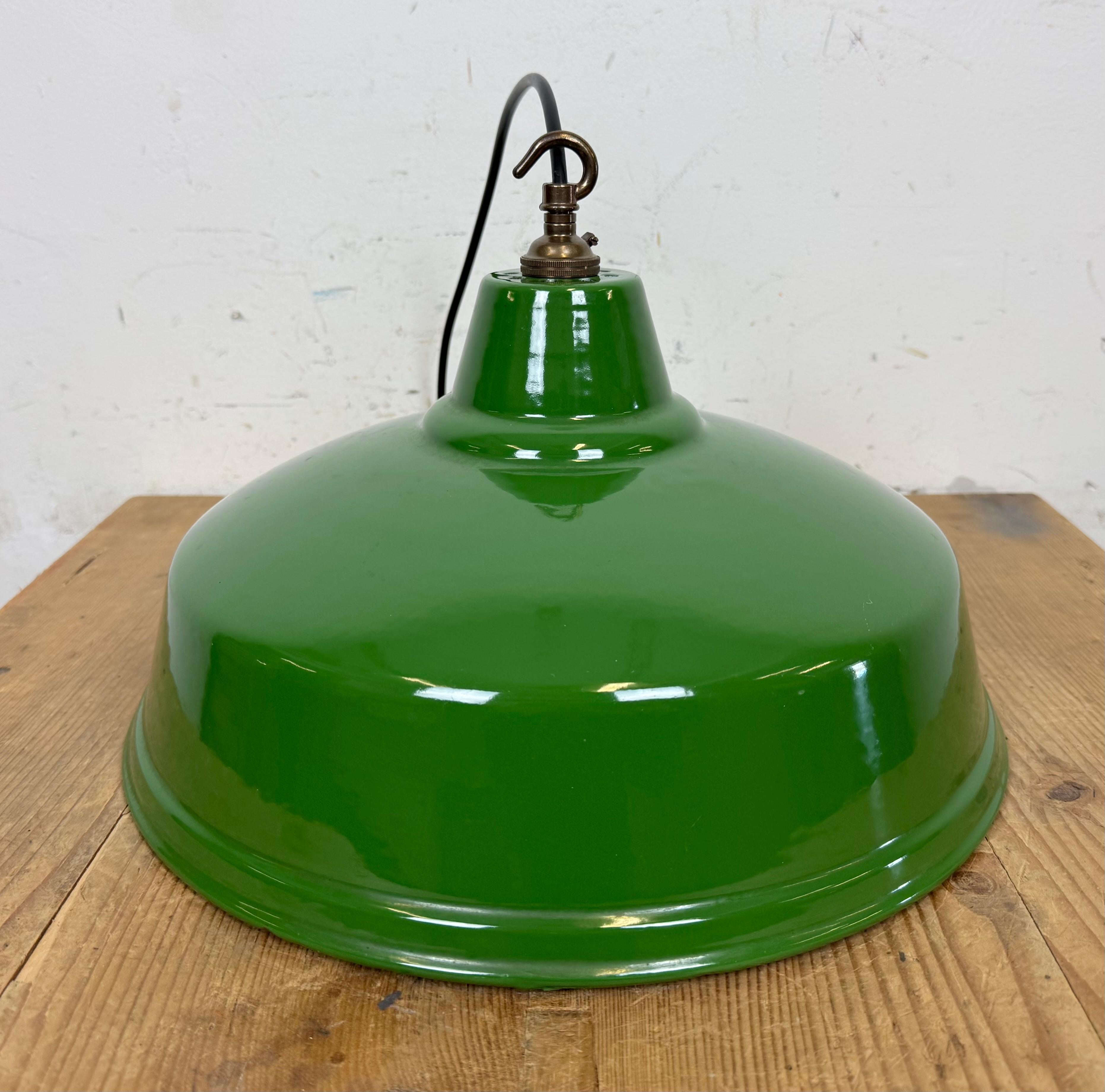 Lampada a sospensione industriale britannica a smalto verde, anni '60 in vendita 4
