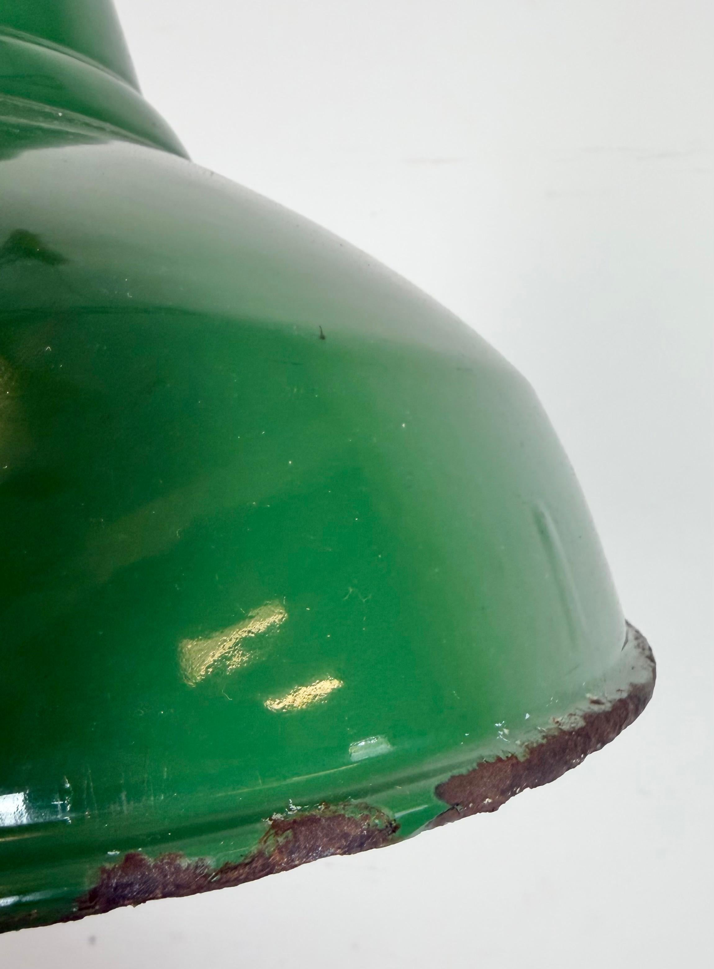 Lampada a sospensione industriale britannica a smalto verde, anni '1960 in vendita 4