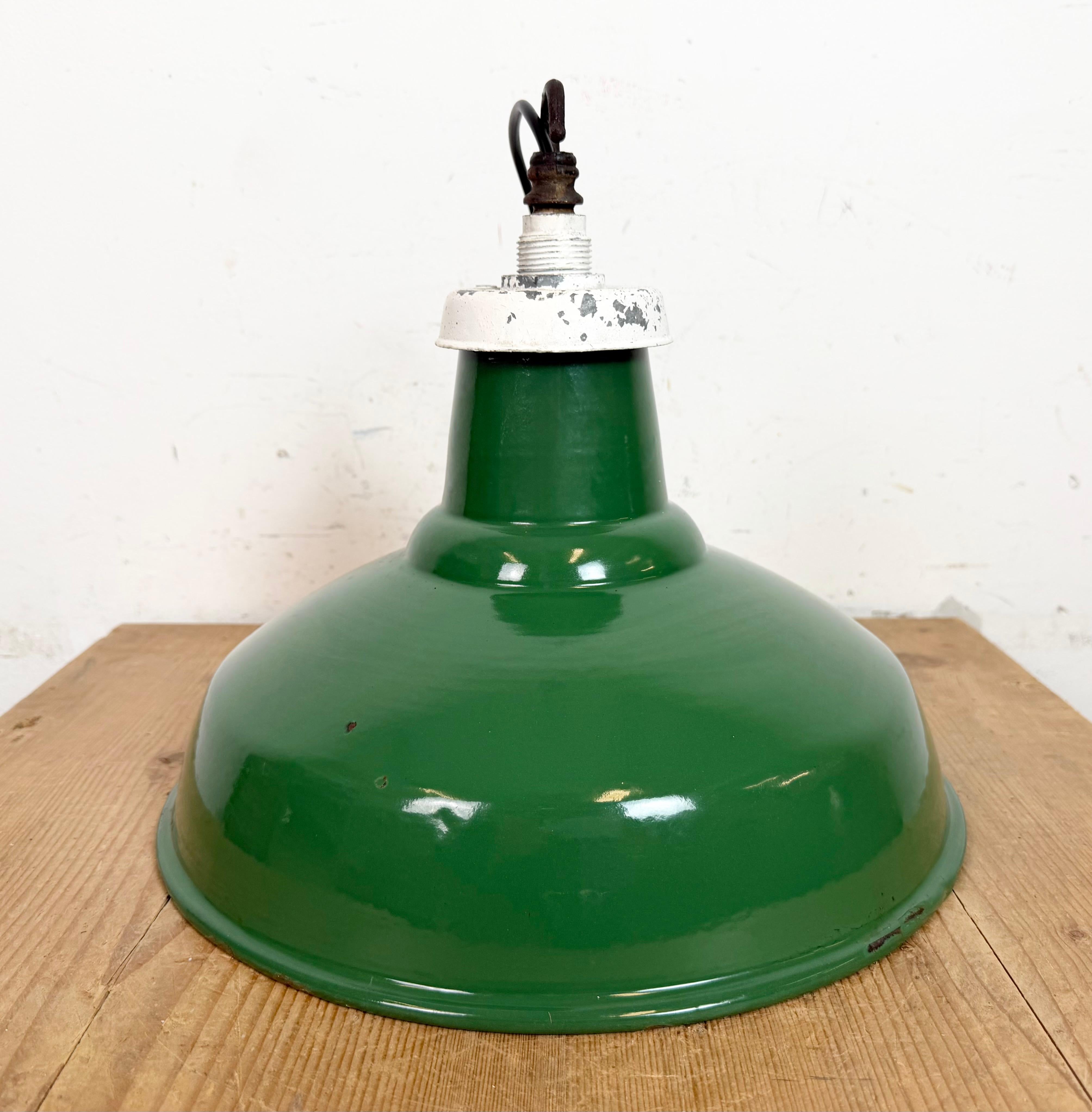 Lámpara colgante industrial de fábrica británica de esmalte verde, años 1960 en venta 4