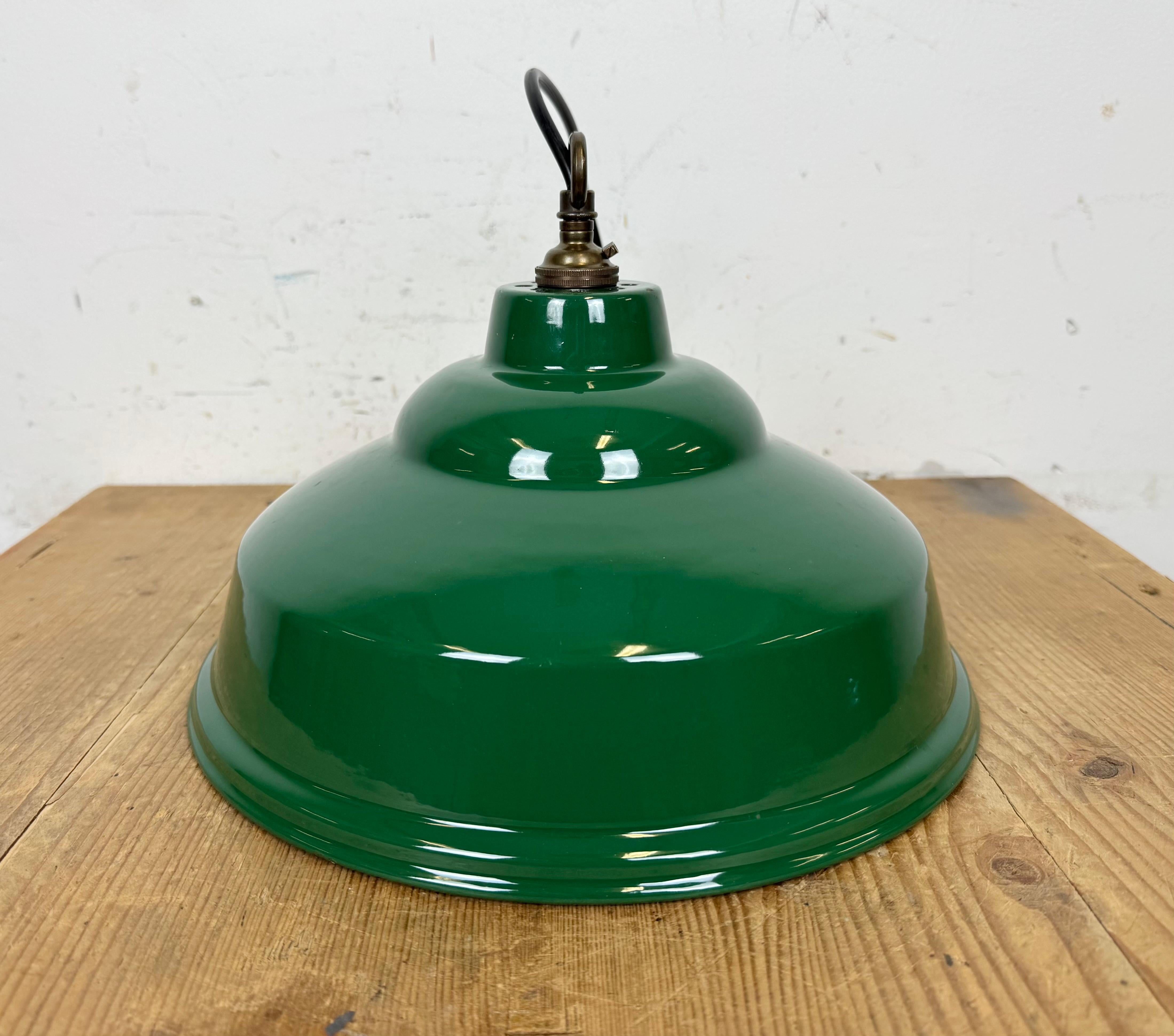Lampada a sospensione industriale britannica a smalto verde, anni '60 in vendita 5