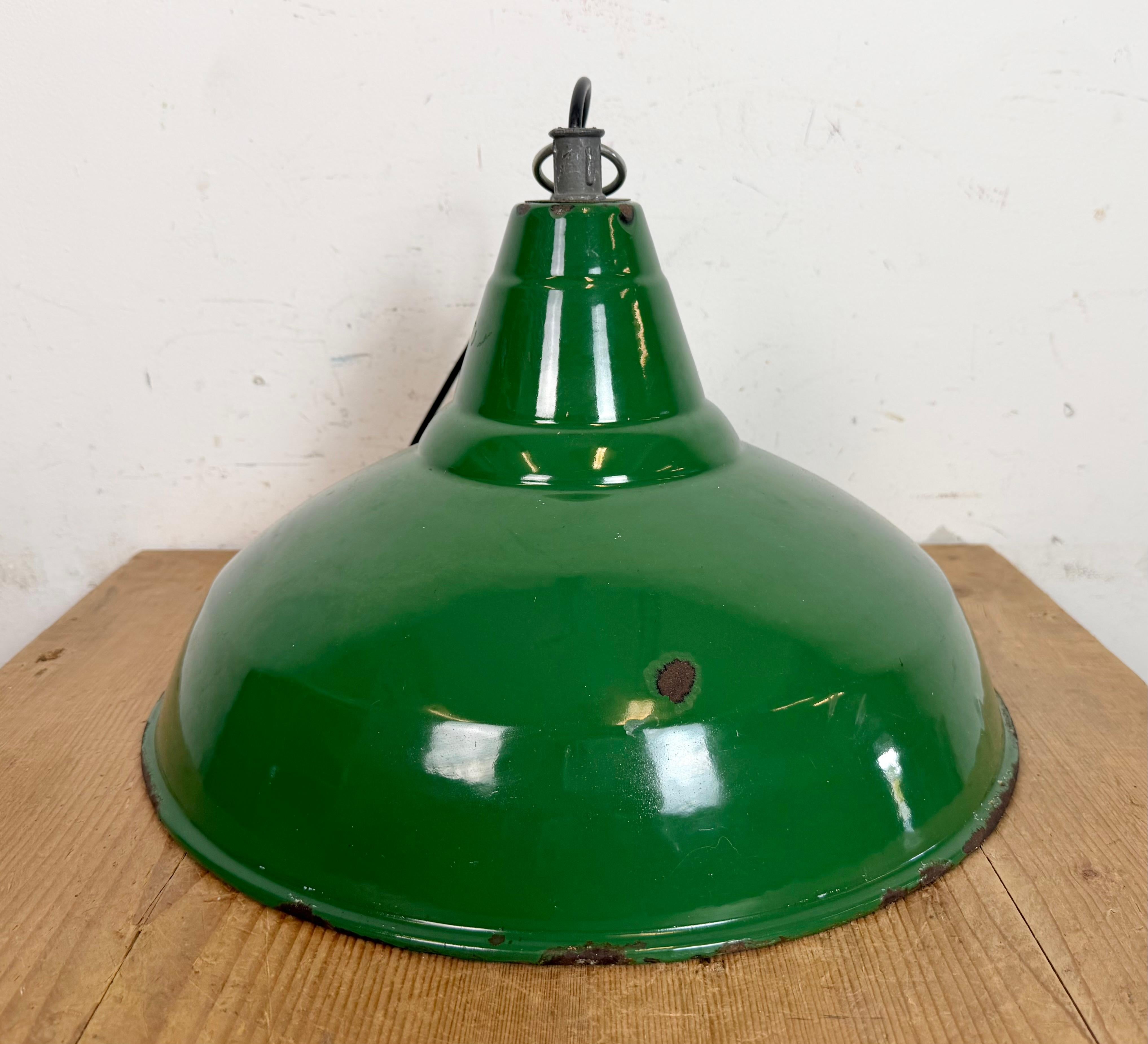 Lampada a sospensione industriale britannica a smalto verde, anni '1960 in vendita 5