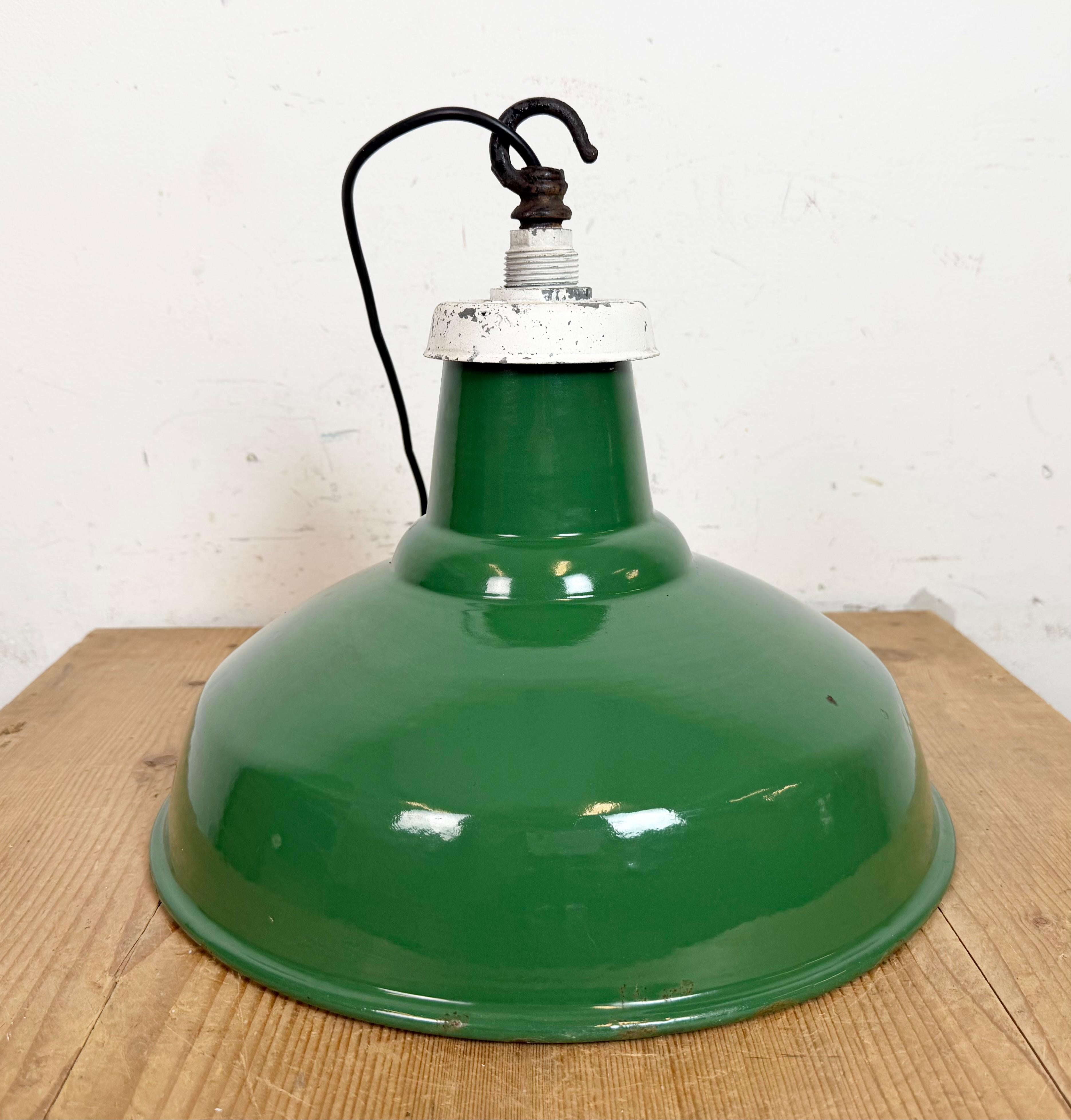 Lámpara colgante industrial de fábrica británica de esmalte verde, años 1960 en venta 5
