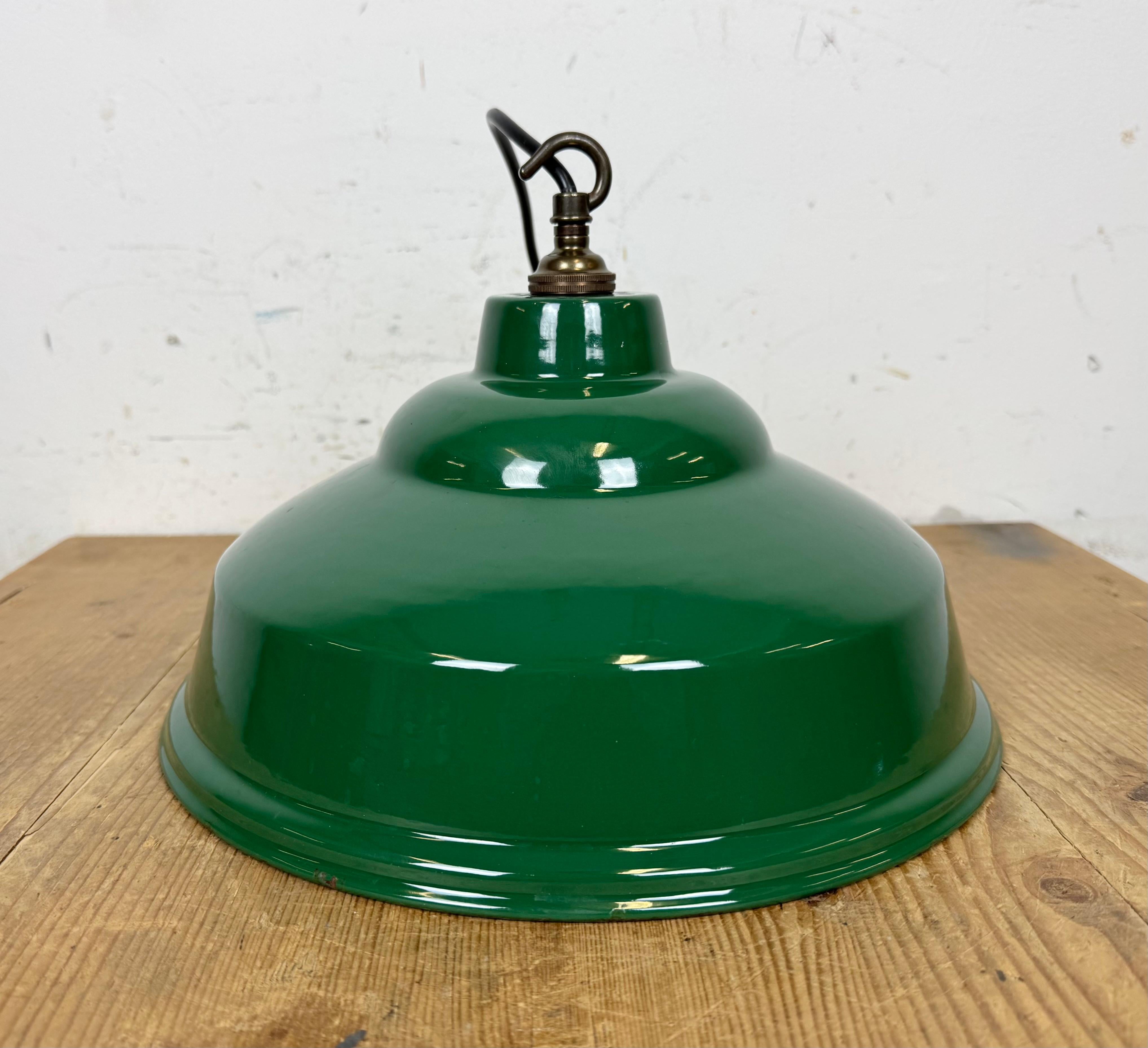 Lampada a sospensione industriale britannica a smalto verde, anni '60 in vendita 6