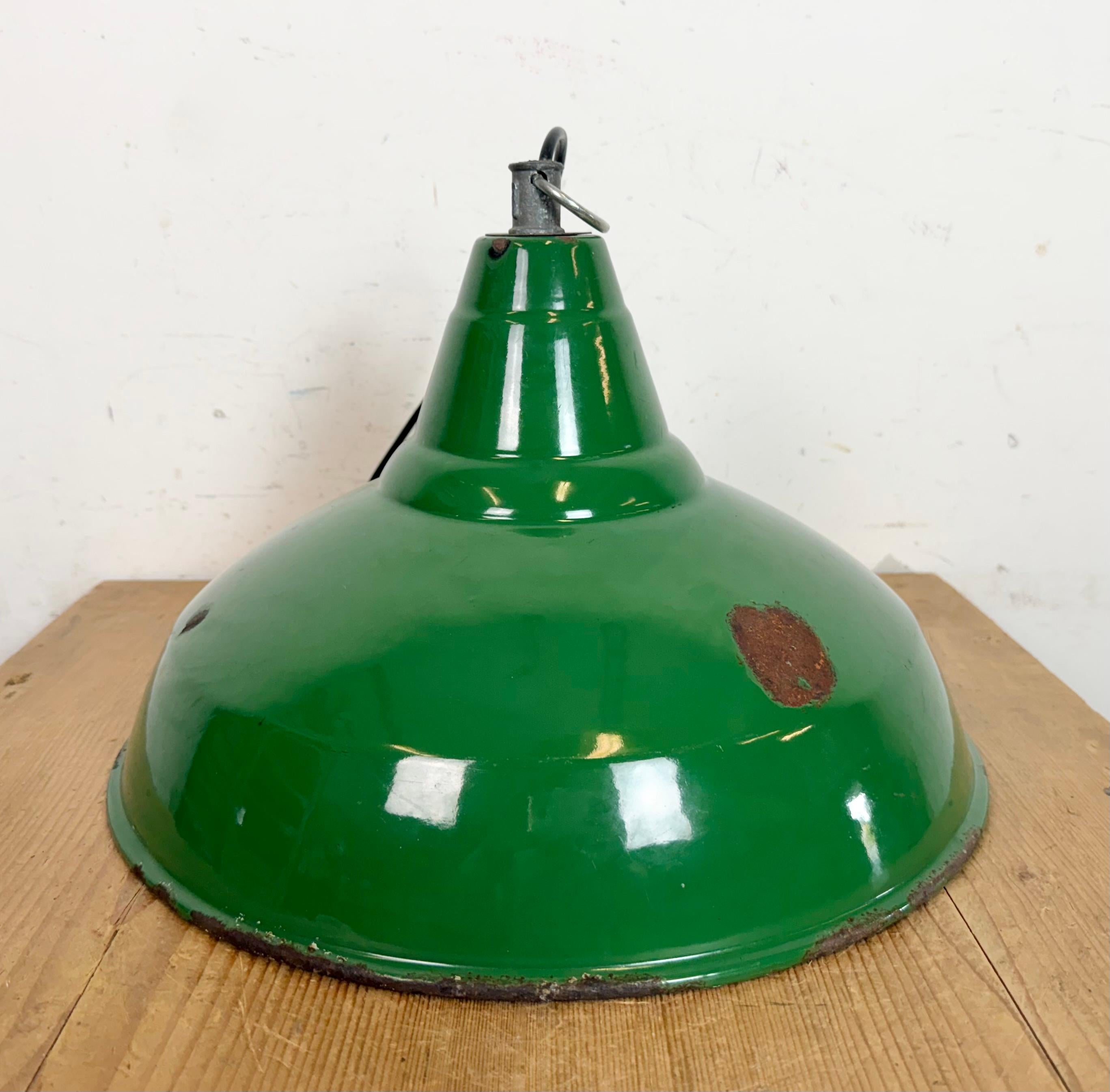 Lampada a sospensione industriale britannica a smalto verde, anni '1960 in vendita 6