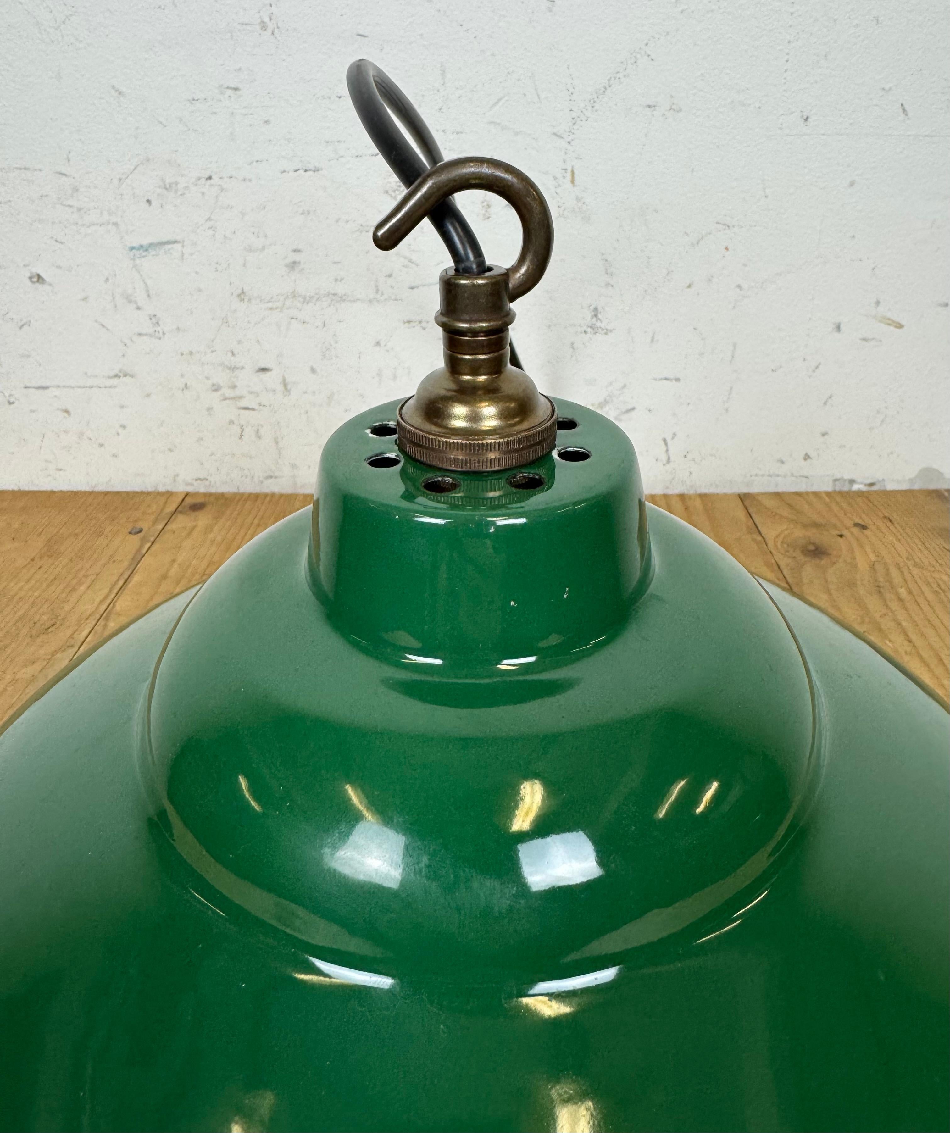 Lampada a sospensione industriale britannica a smalto verde, anni '60 in vendita 7