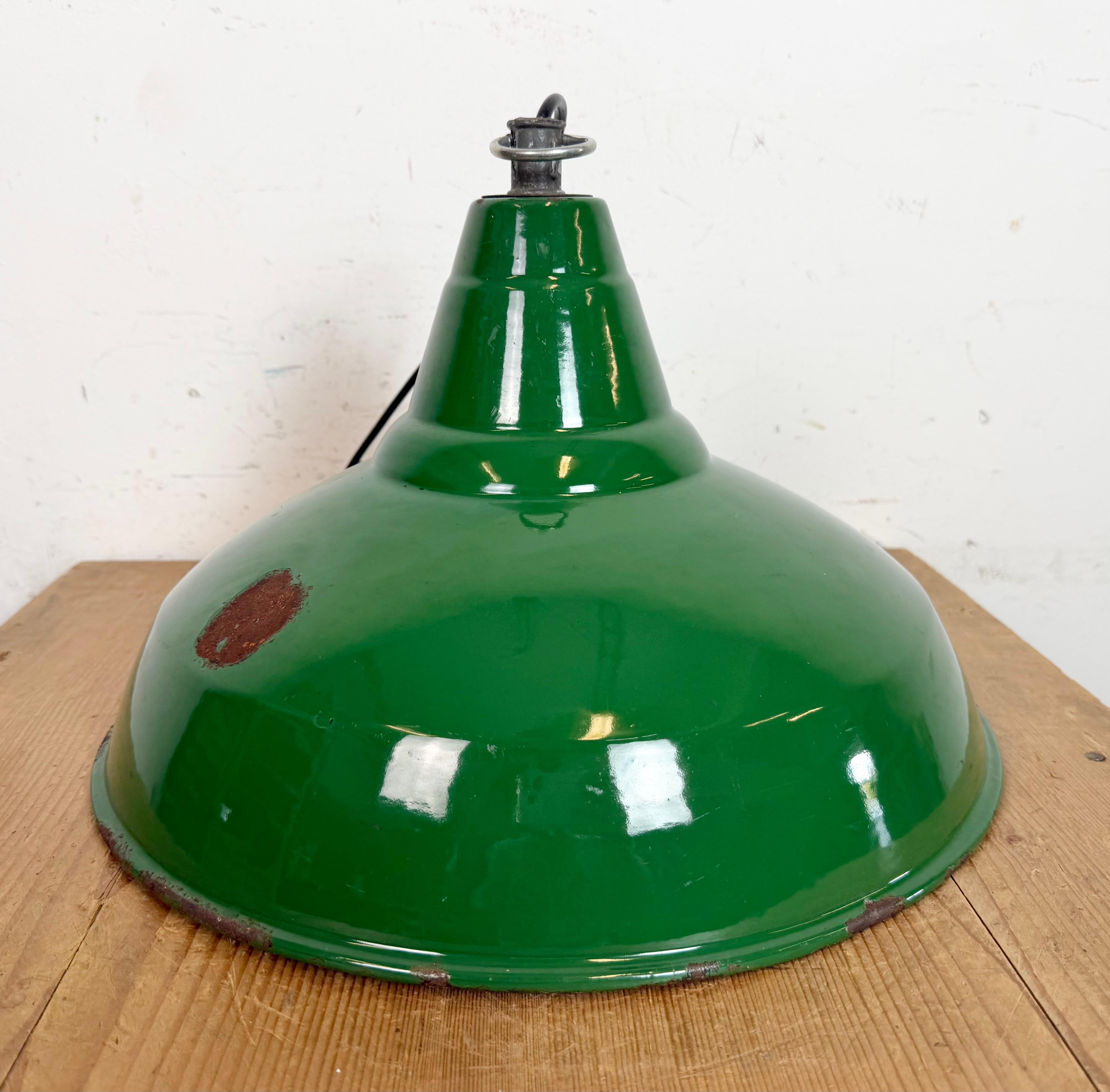 Lampada a sospensione industriale britannica a smalto verde, anni '1960 in vendita 7