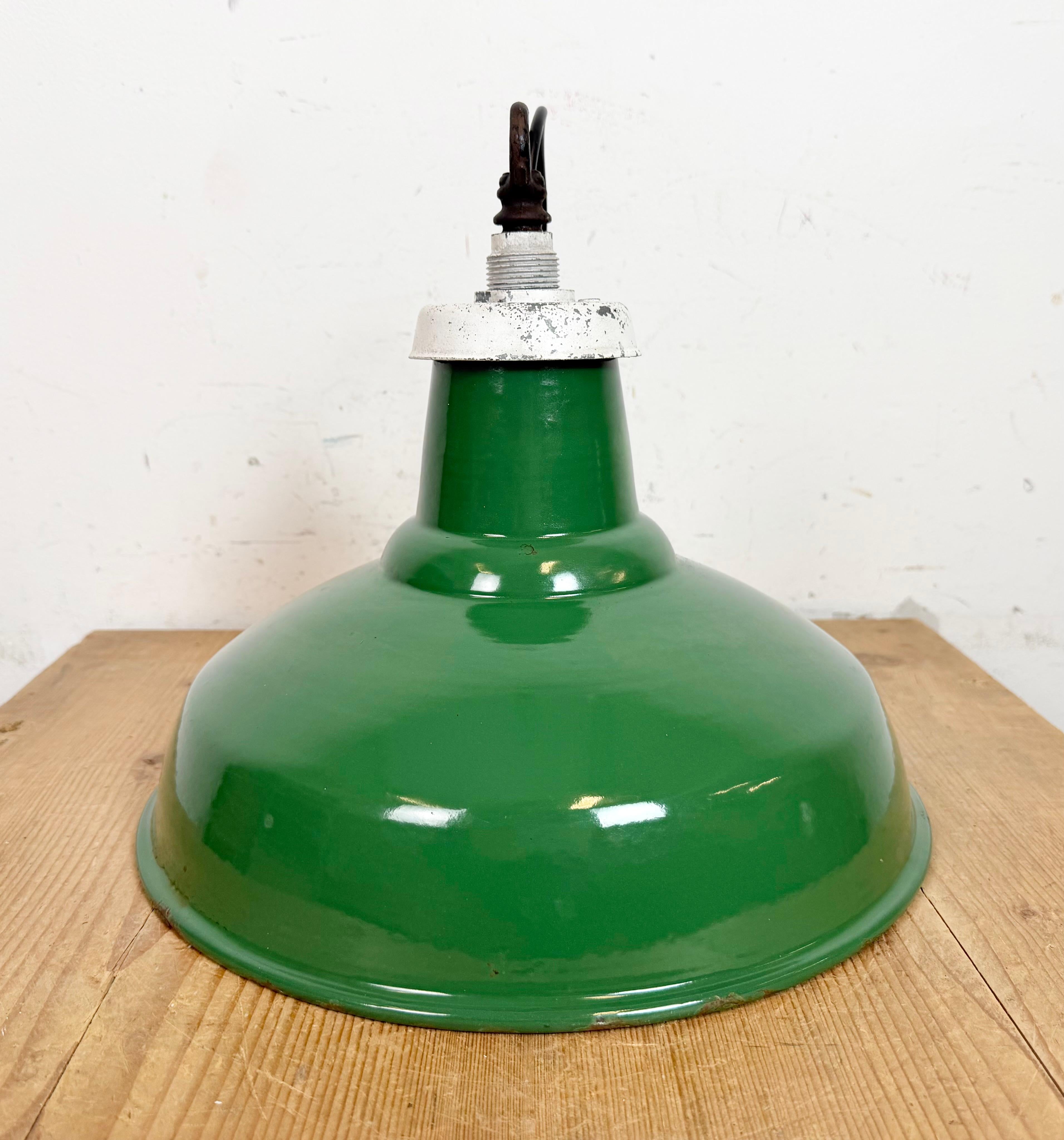 Lámpara colgante industrial de fábrica británica de esmalte verde, años 1960 en venta 7