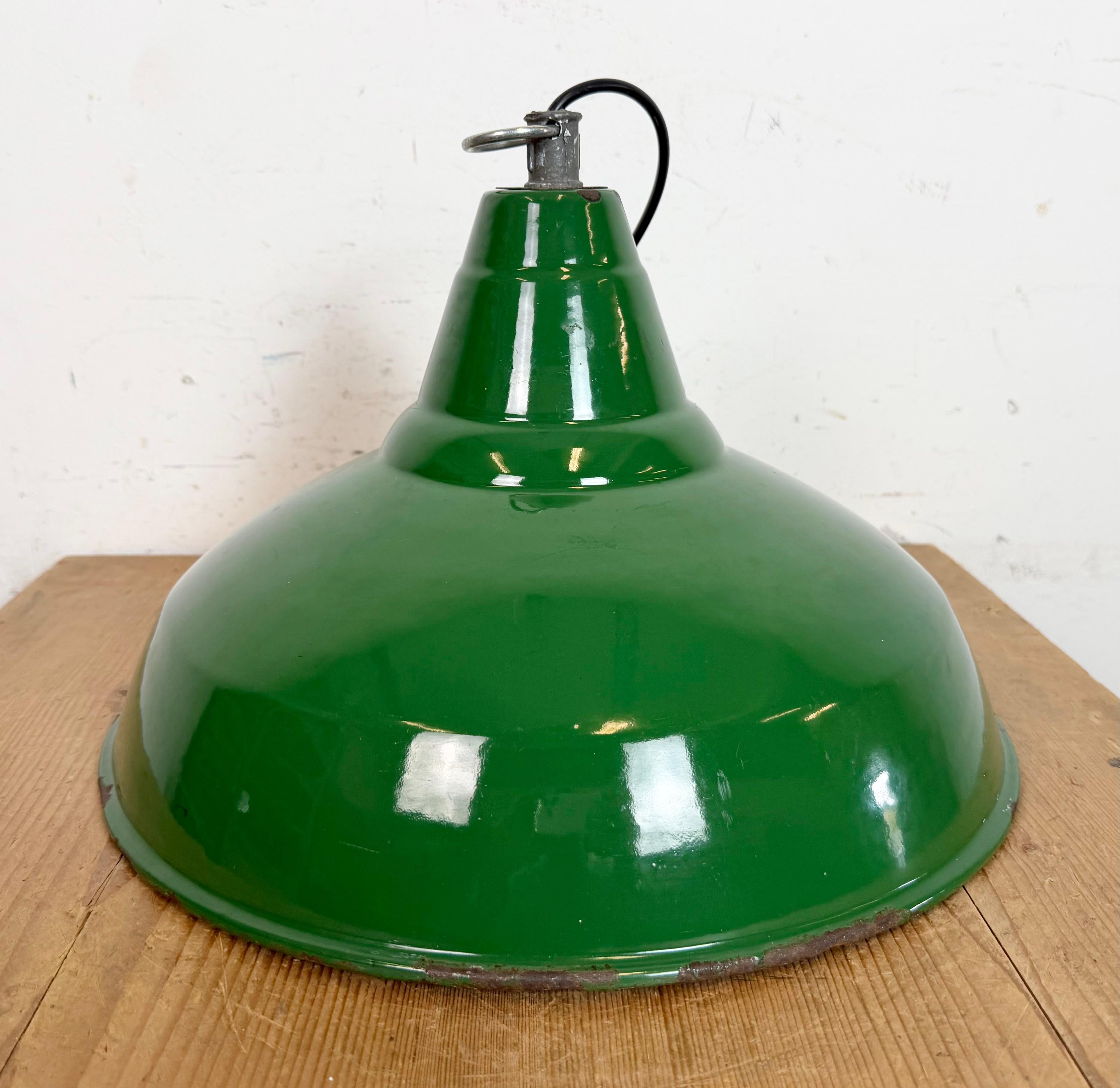 Lampada a sospensione industriale britannica a smalto verde, anni '1960 in vendita 8