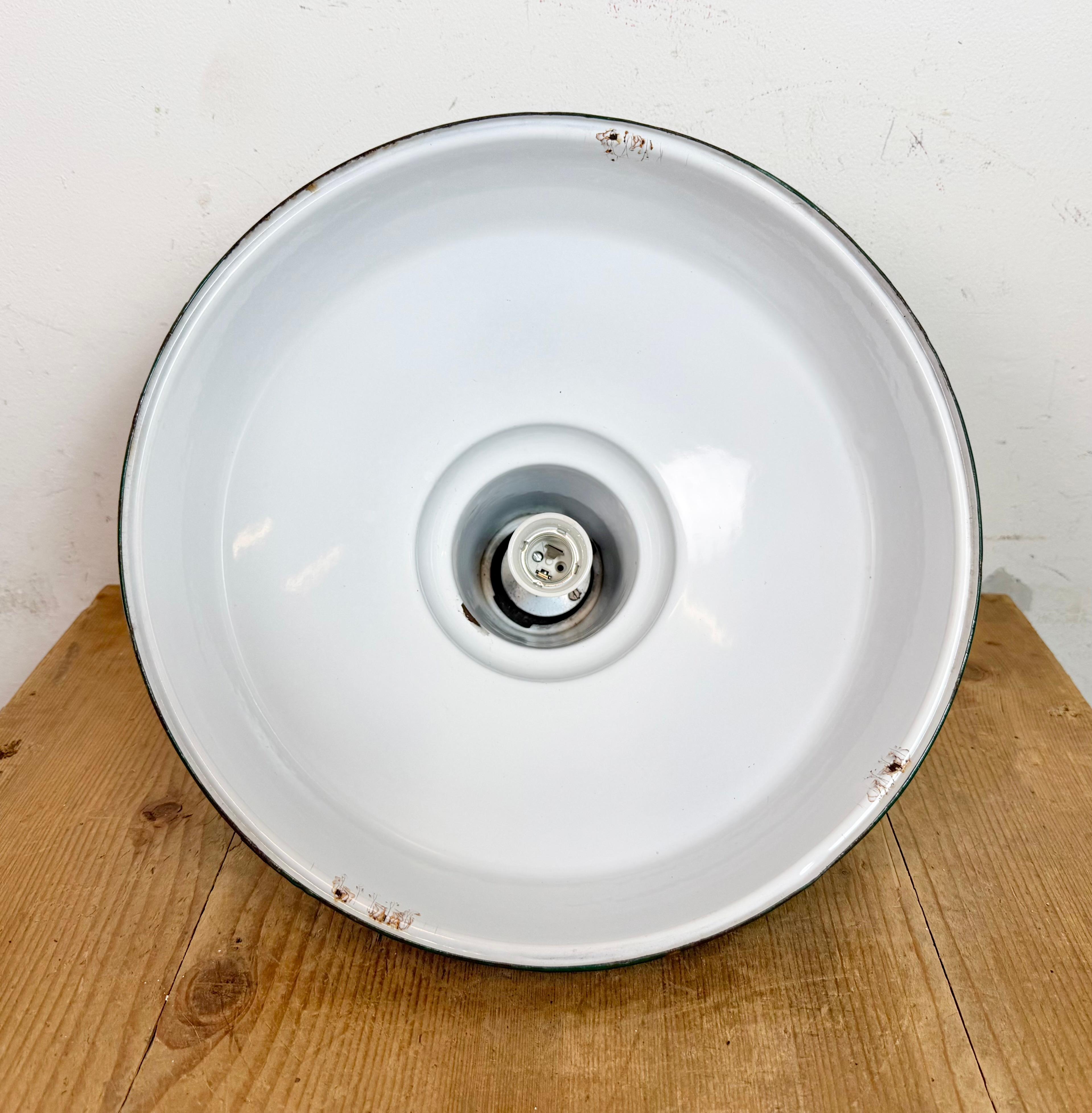 Lámpara colgante industrial de fábrica británica de esmalte verde, años 1960 en venta 8