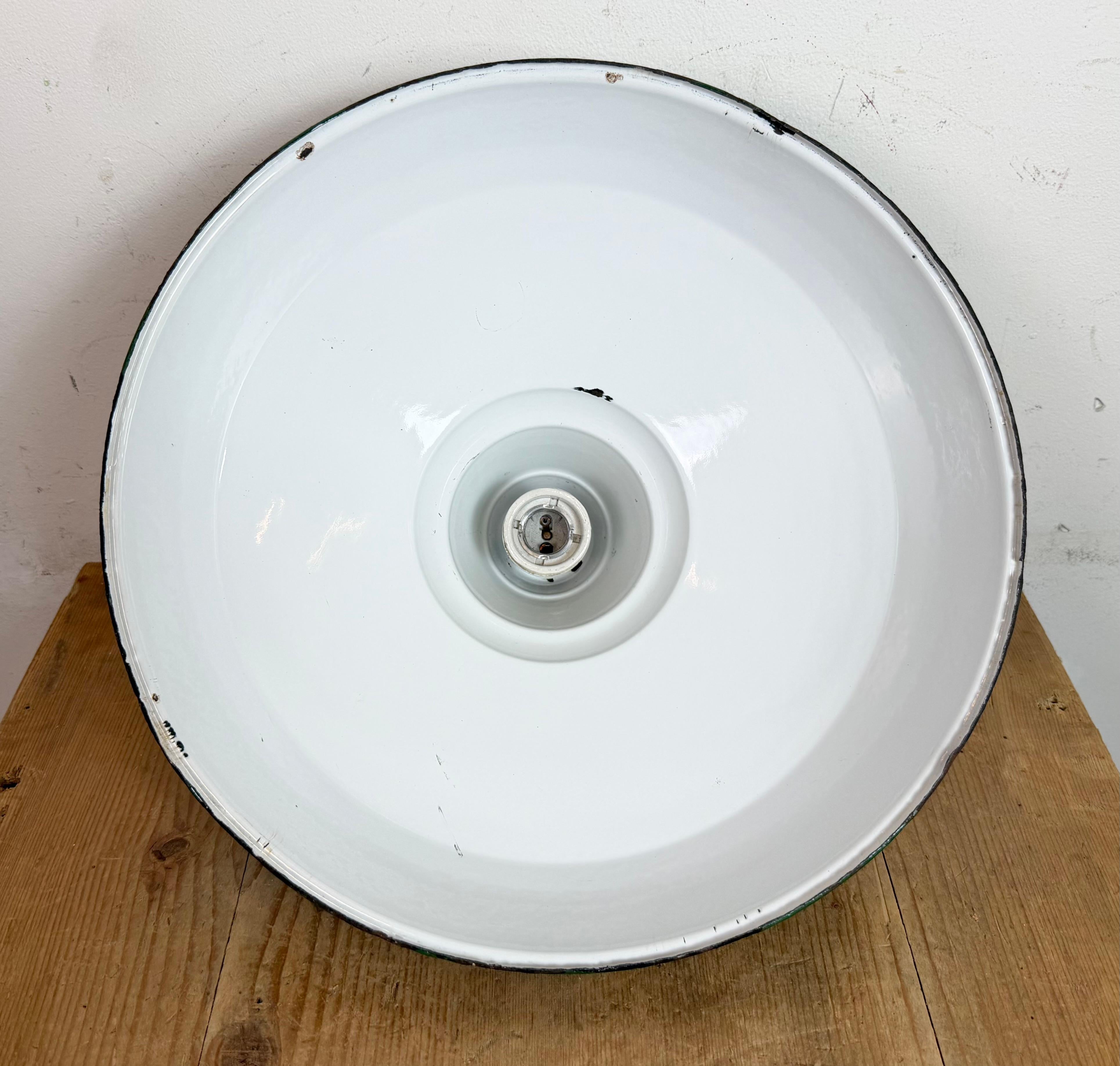 Lampada a sospensione industriale britannica a smalto verde, anni '1960 in vendita 9