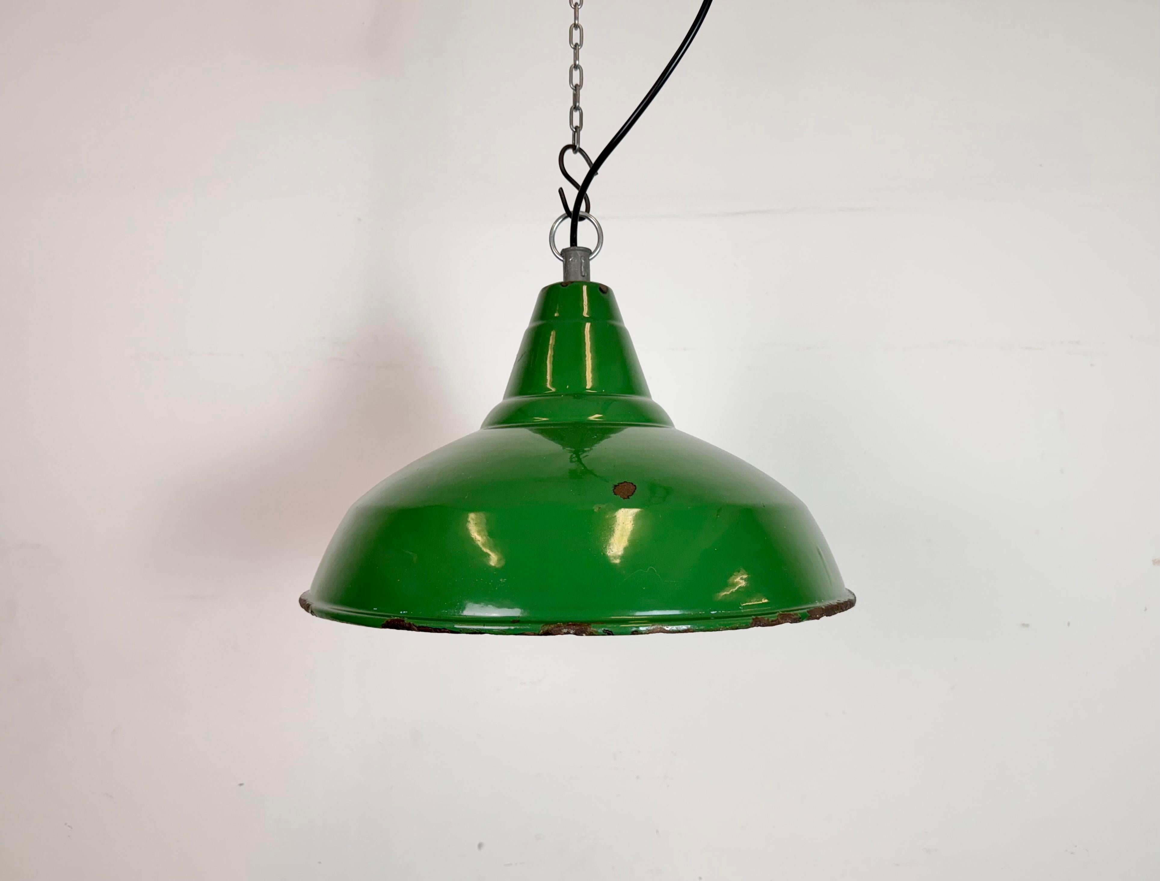 Lampada a sospensione industriale in smalto verde realizzata nel Regno Unito negli anni Sessanta. Smalto bianco all'interno del paralume. Top in ferro. L'attacco richiede lampadine standard E27/E26. Un nuovo cavo. Il peso della lampada è di 1,7 kg.