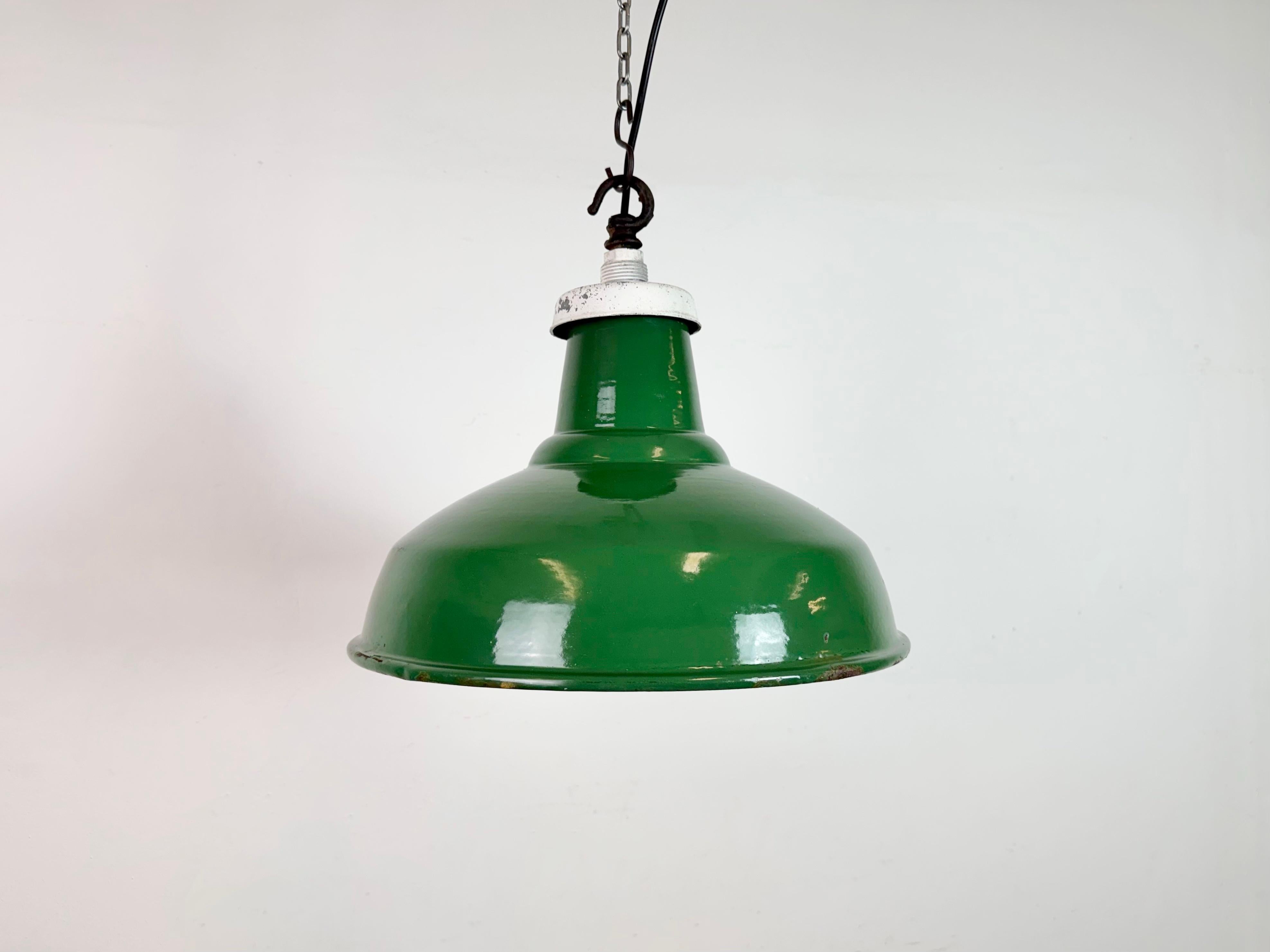Lámpara colgante industrial de fábrica de esmalte verde fabricada en el Reino Unido en la década de 1960. Esmalte blanco en el interior de la pantalla. Top de hierro. El casquillo requiere bombillas estándar E27/E26. Cable nuevo. El peso de la