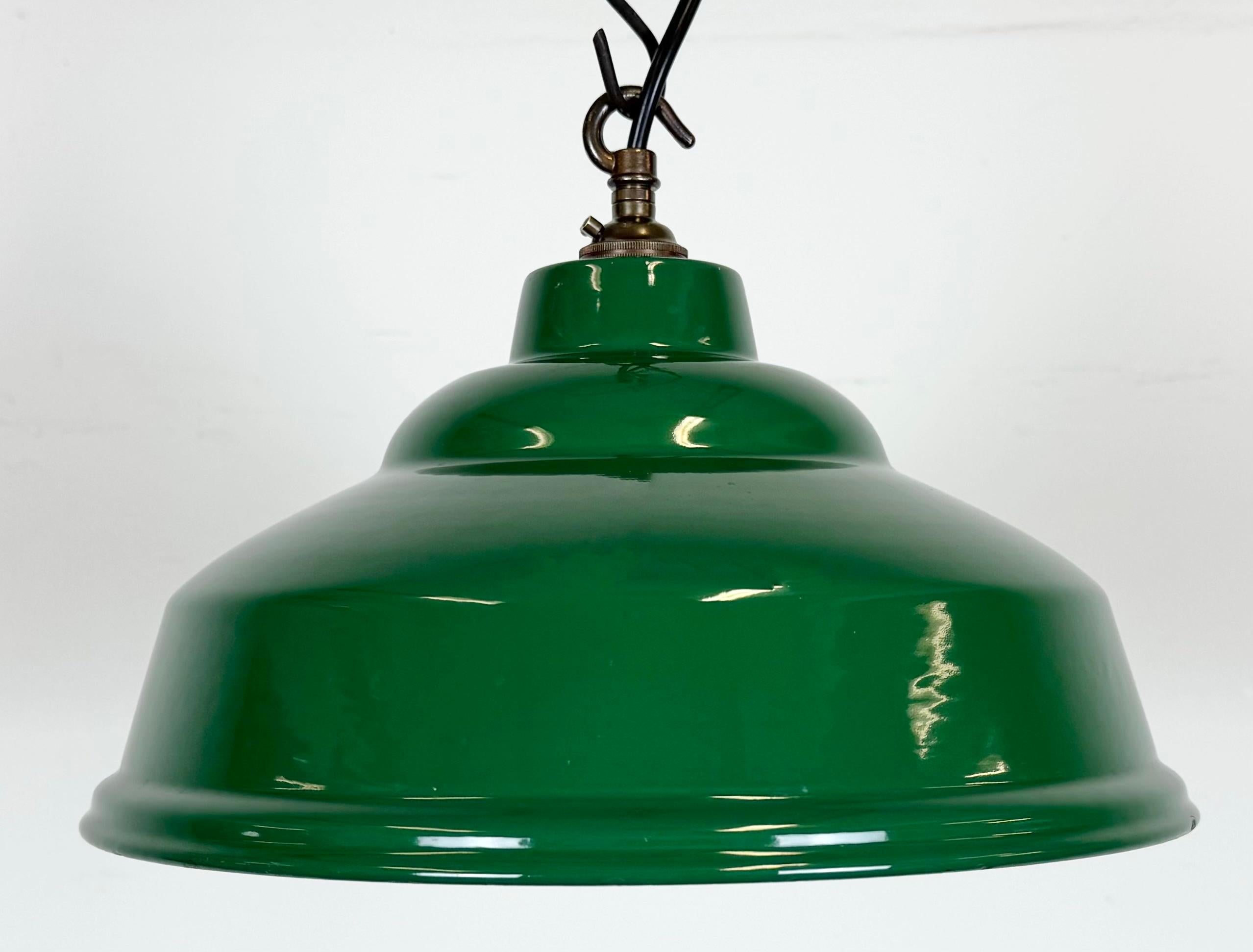 Industriale Lampada a sospensione industriale britannica a smalto verde, anni '60 in vendita
