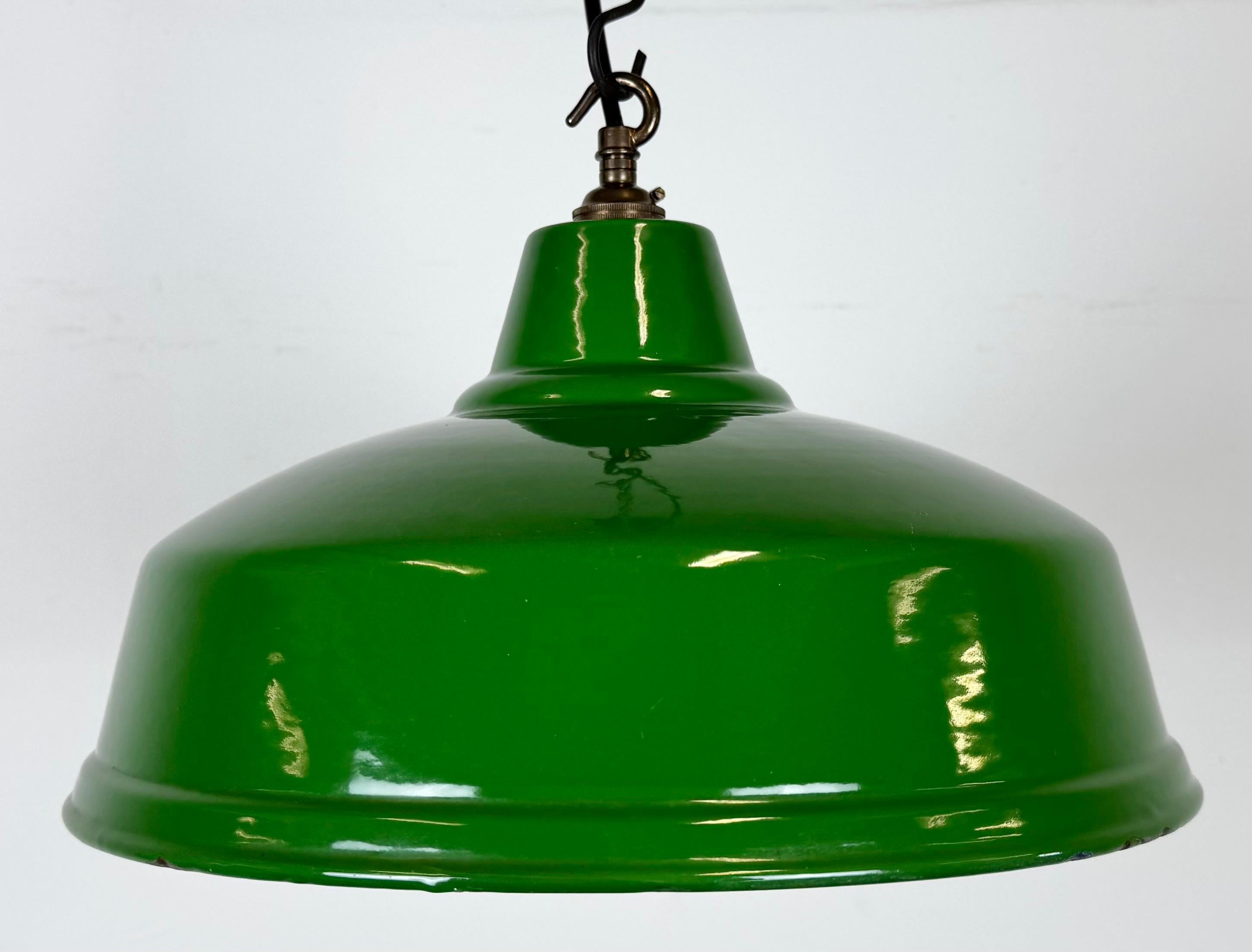 Industriale Lampada a sospensione industriale britannica a smalto verde, anni '60 in vendita