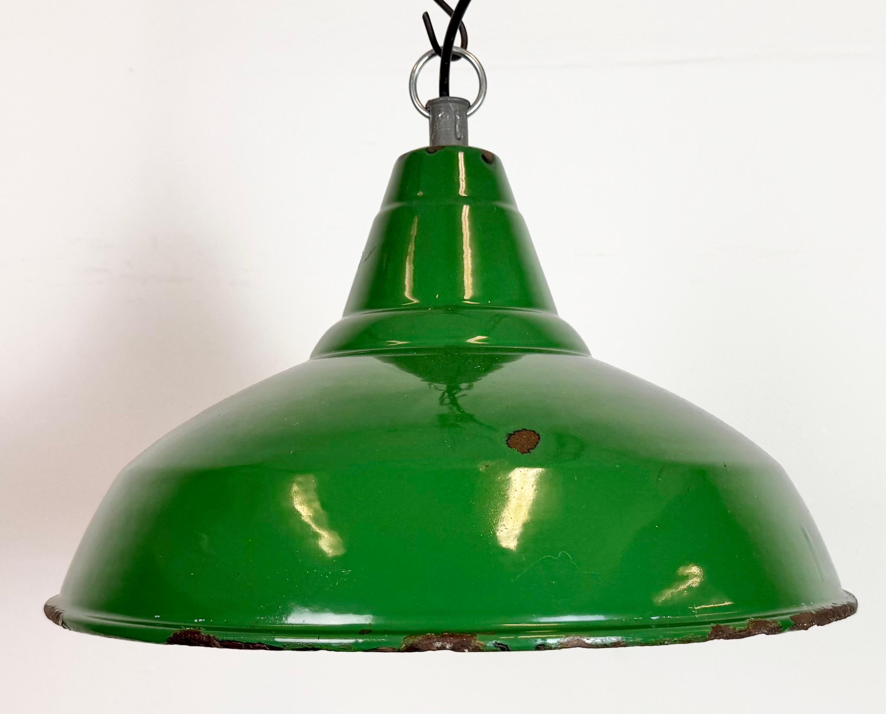 Industriale Lampada a sospensione industriale britannica a smalto verde, anni '1960 in vendita
