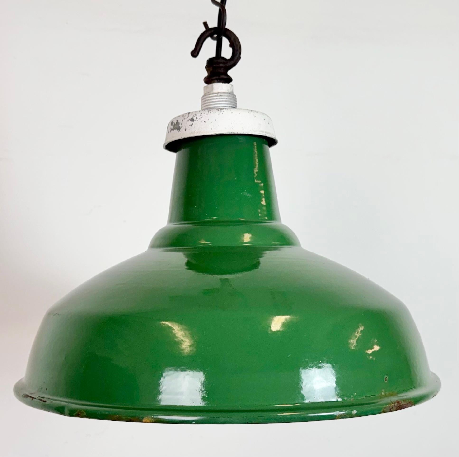 Lámpara colgante industrial de fábrica británica de esmalte verde, años 1960 Industrial en venta