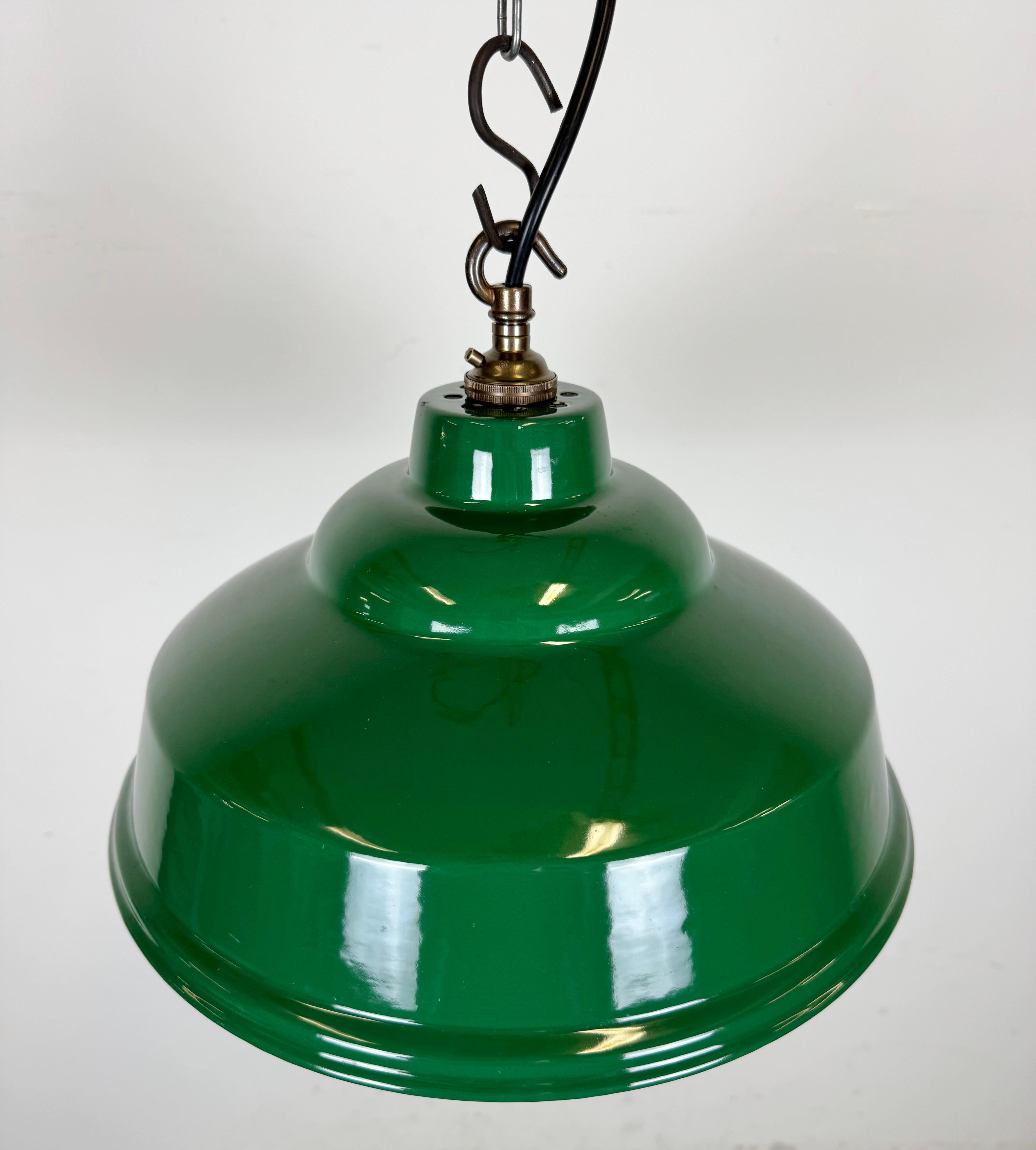 Britannico Lampada a sospensione industriale britannica a smalto verde, anni '60 in vendita