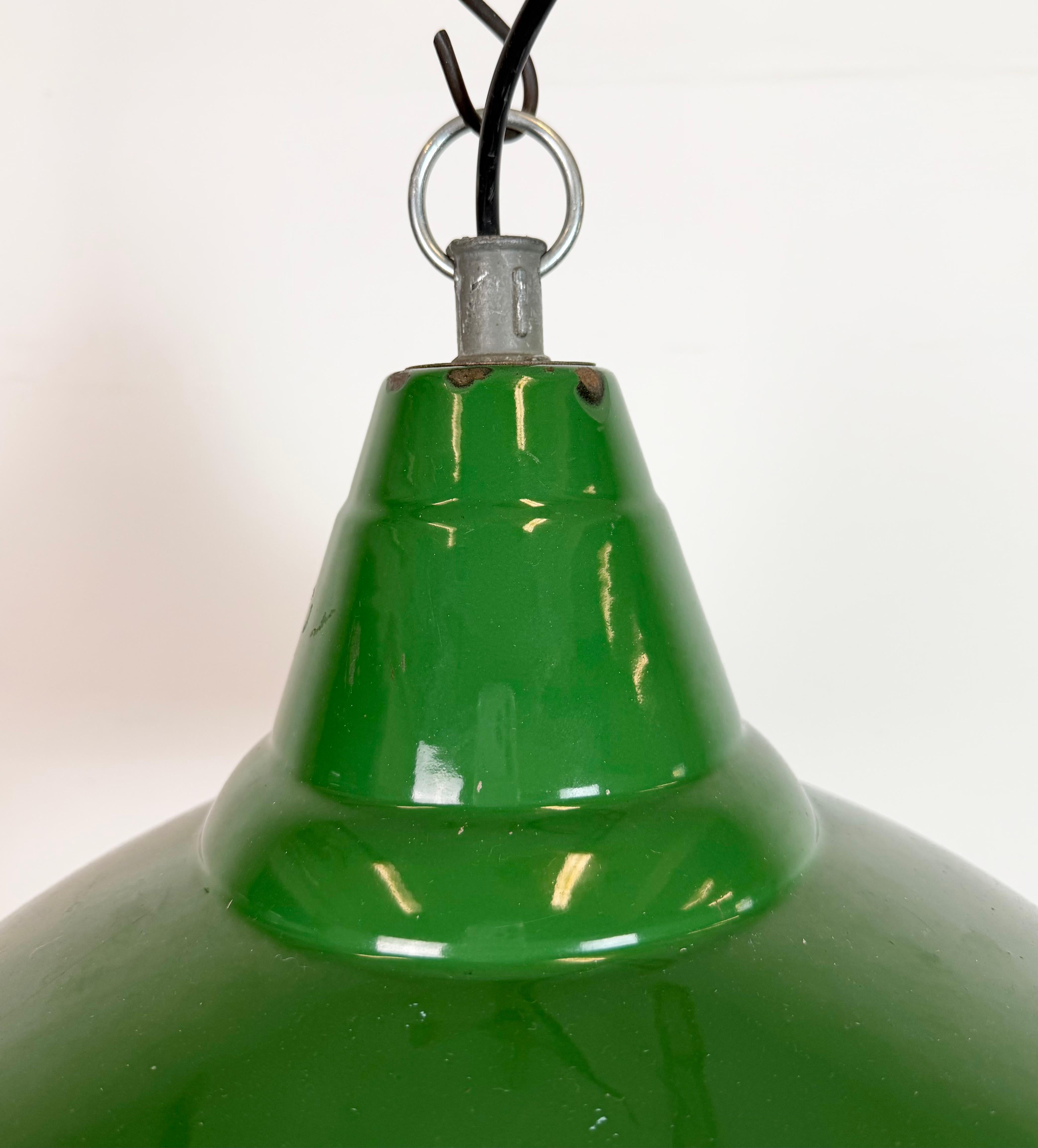 Britannico Lampada a sospensione industriale britannica a smalto verde, anni '1960 in vendita