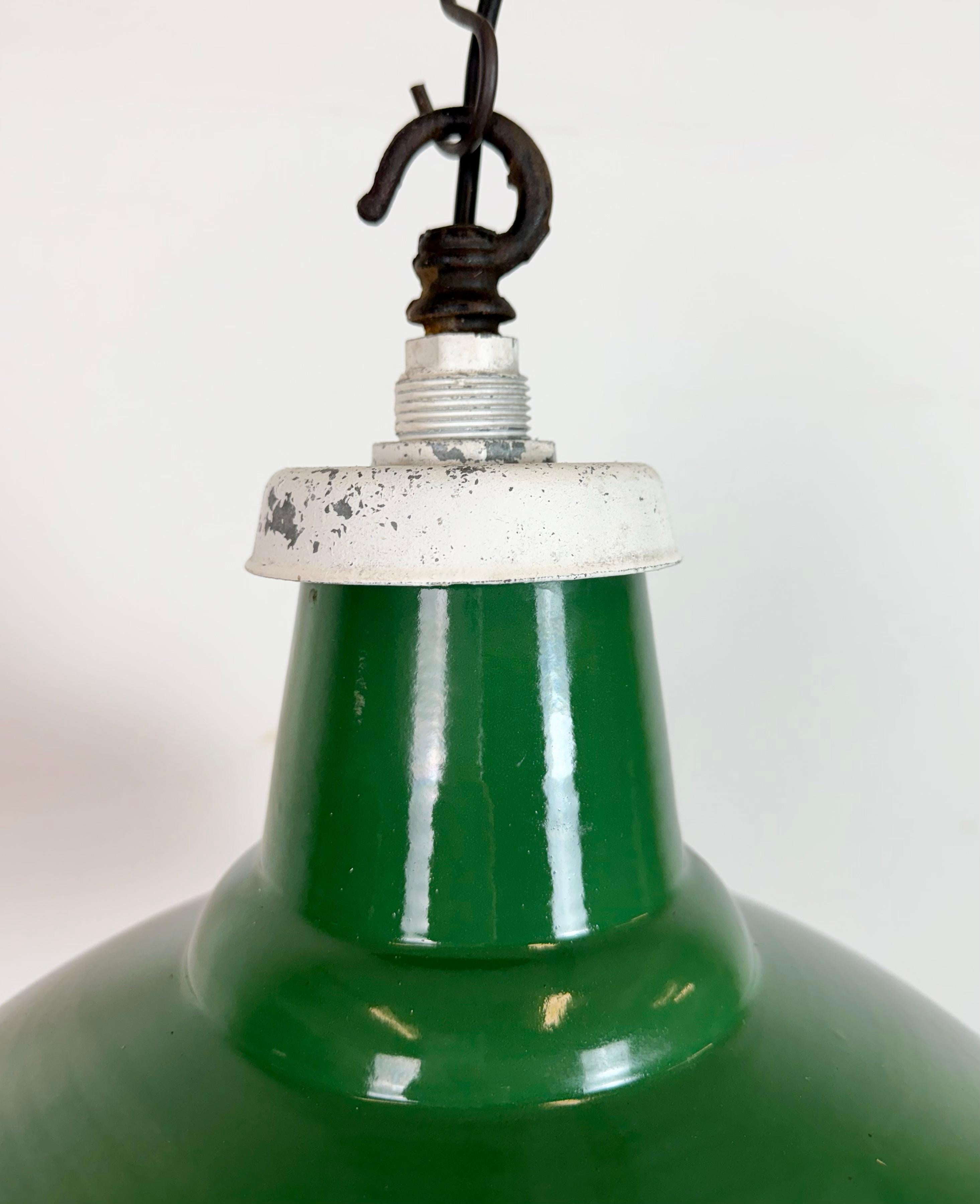 Lámpara colgante industrial de fábrica británica de esmalte verde, años 1960 Británico en venta
