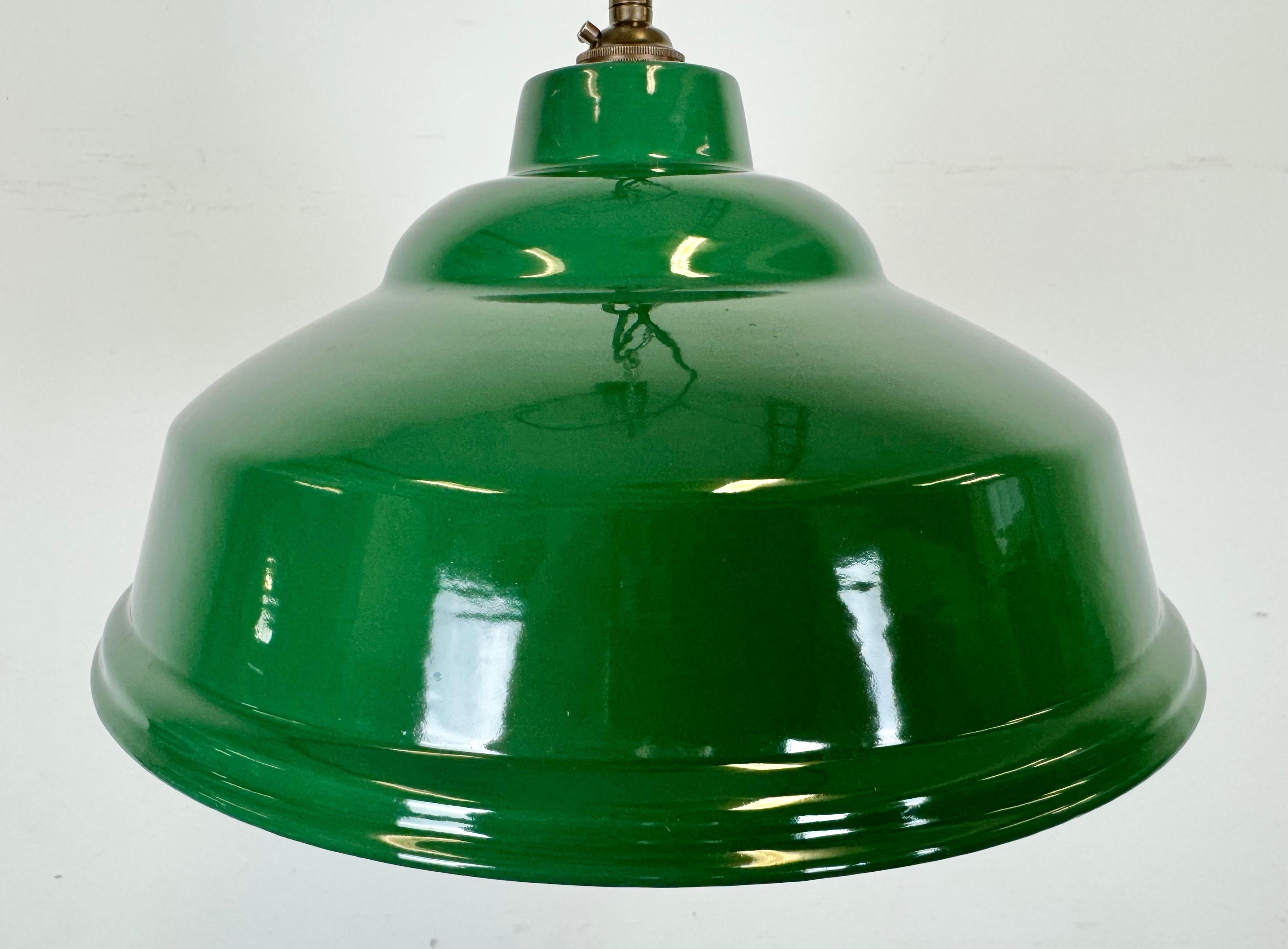 Lampada a sospensione industriale britannica a smalto verde, anni '60 In condizioni buone in vendita a Kojetice, CZ