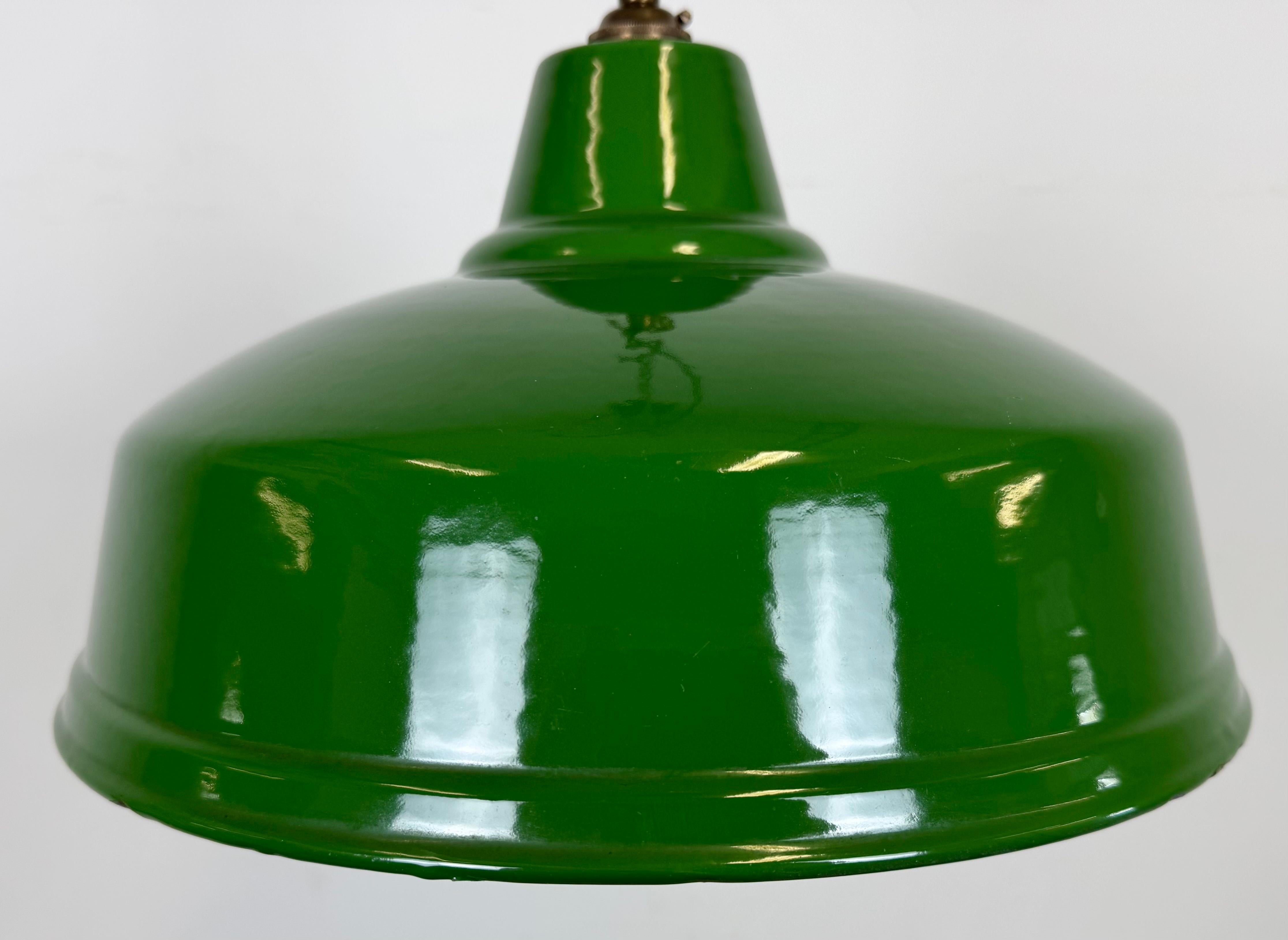 Lampada a sospensione industriale britannica a smalto verde, anni '60 In condizioni buone in vendita a Kojetice, CZ