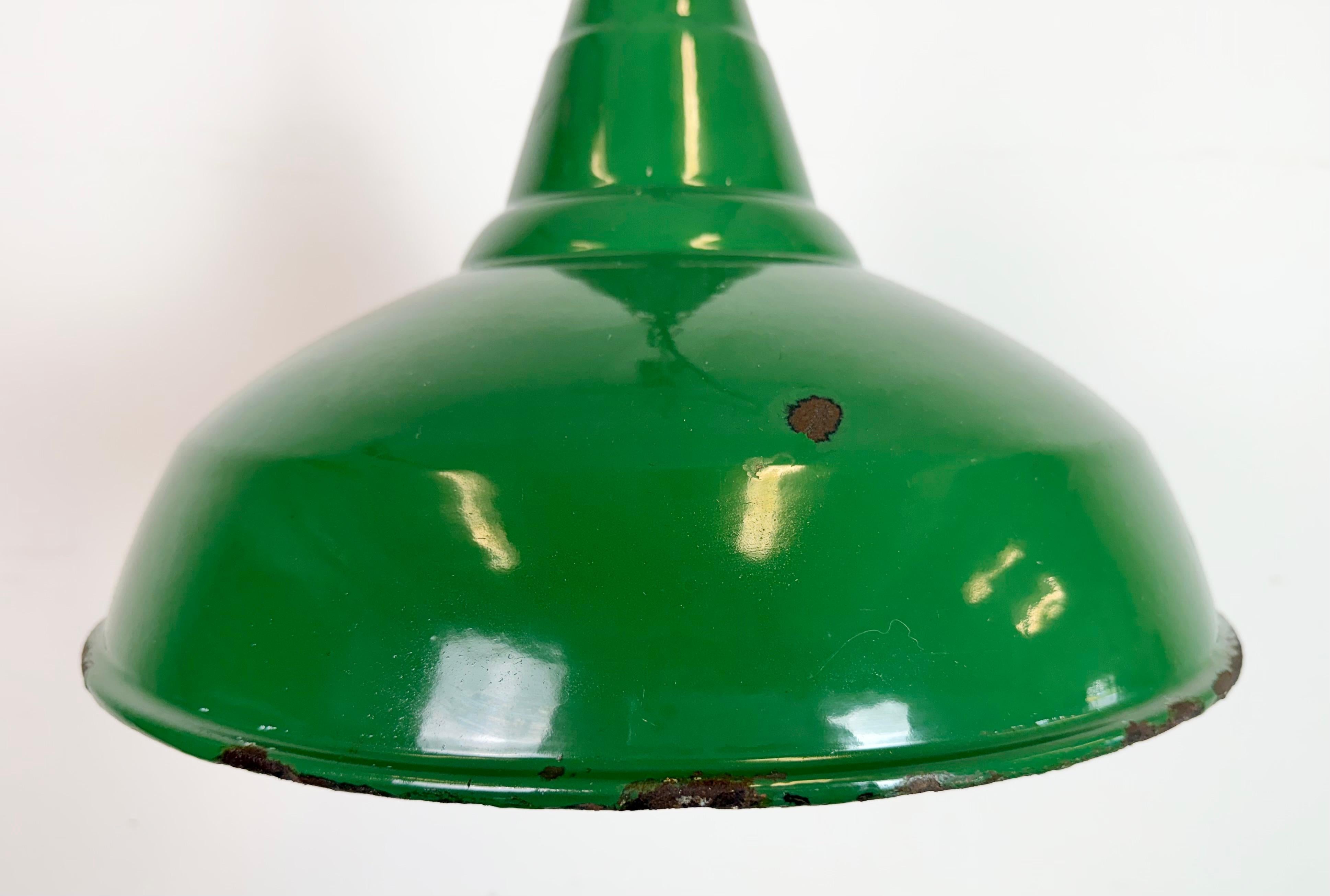 Lampada a sospensione industriale britannica a smalto verde, anni '1960 In condizioni buone in vendita a Kojetice, CZ