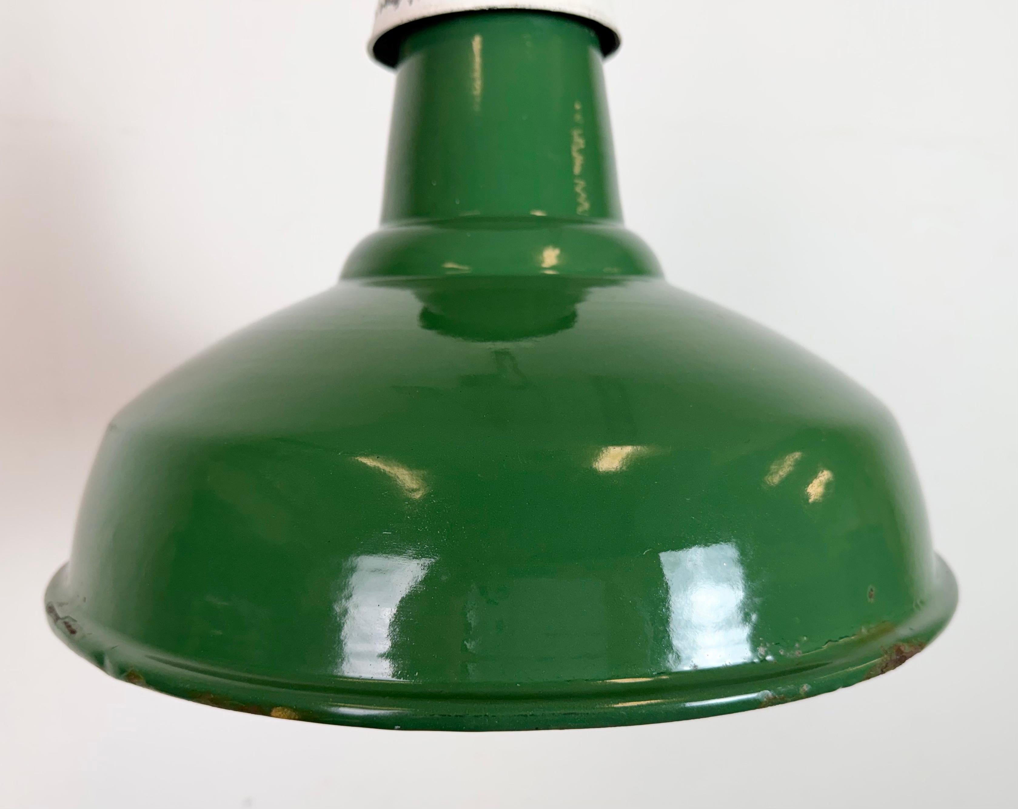 Lámpara colgante industrial de fábrica británica de esmalte verde, años 1960 en Bueno estado para la venta en Kojetice, CZ