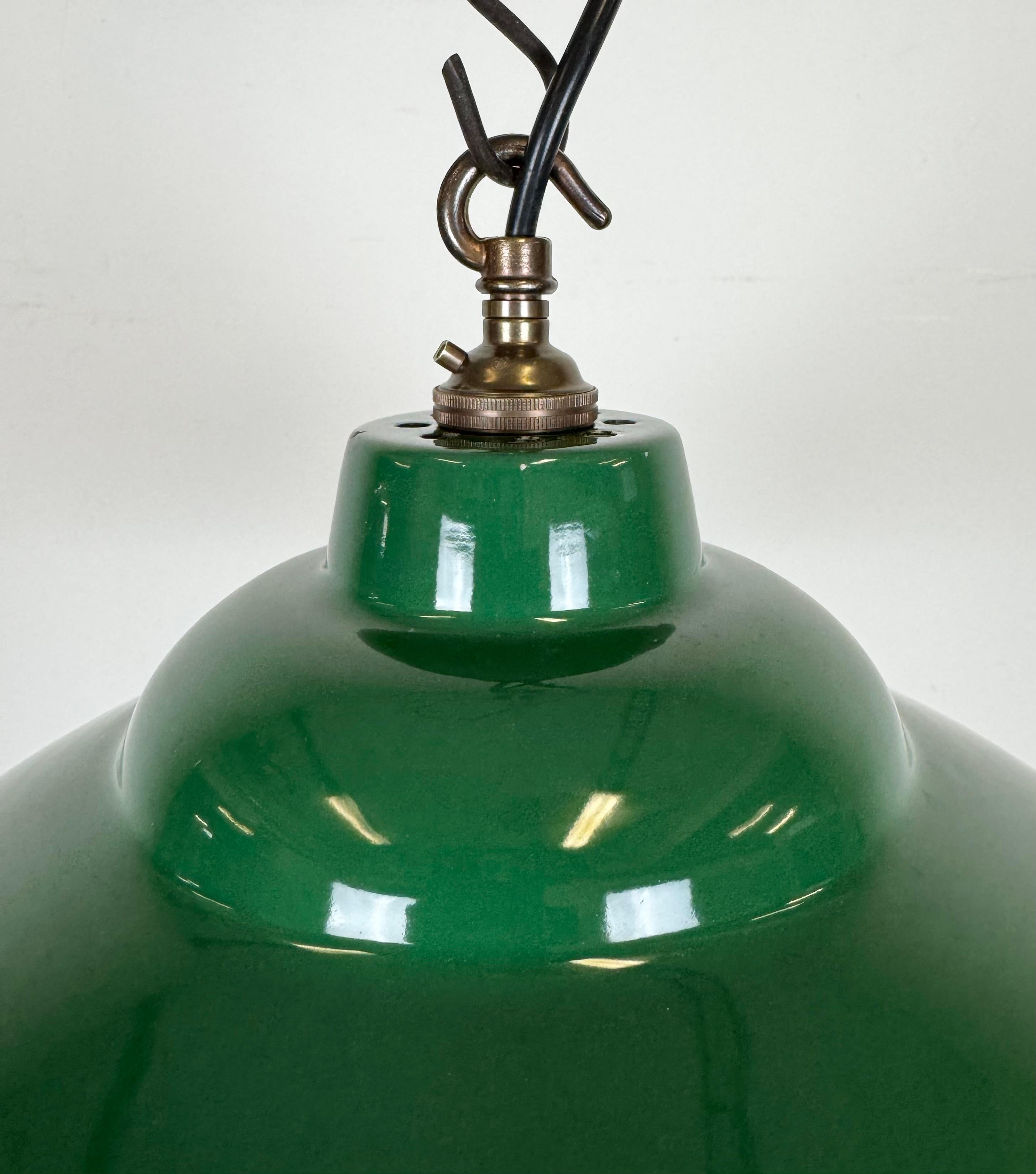 XX secolo Lampada a sospensione industriale britannica a smalto verde, anni '60 in vendita