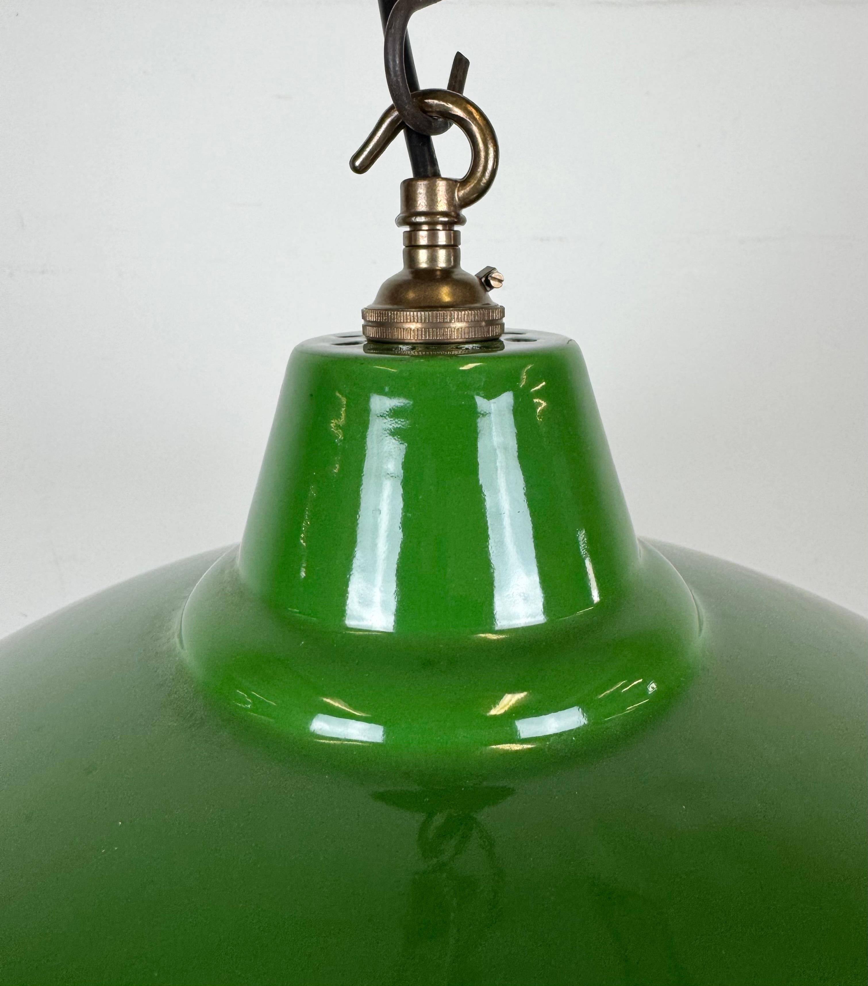 XX secolo Lampada a sospensione industriale britannica a smalto verde, anni '60 in vendita