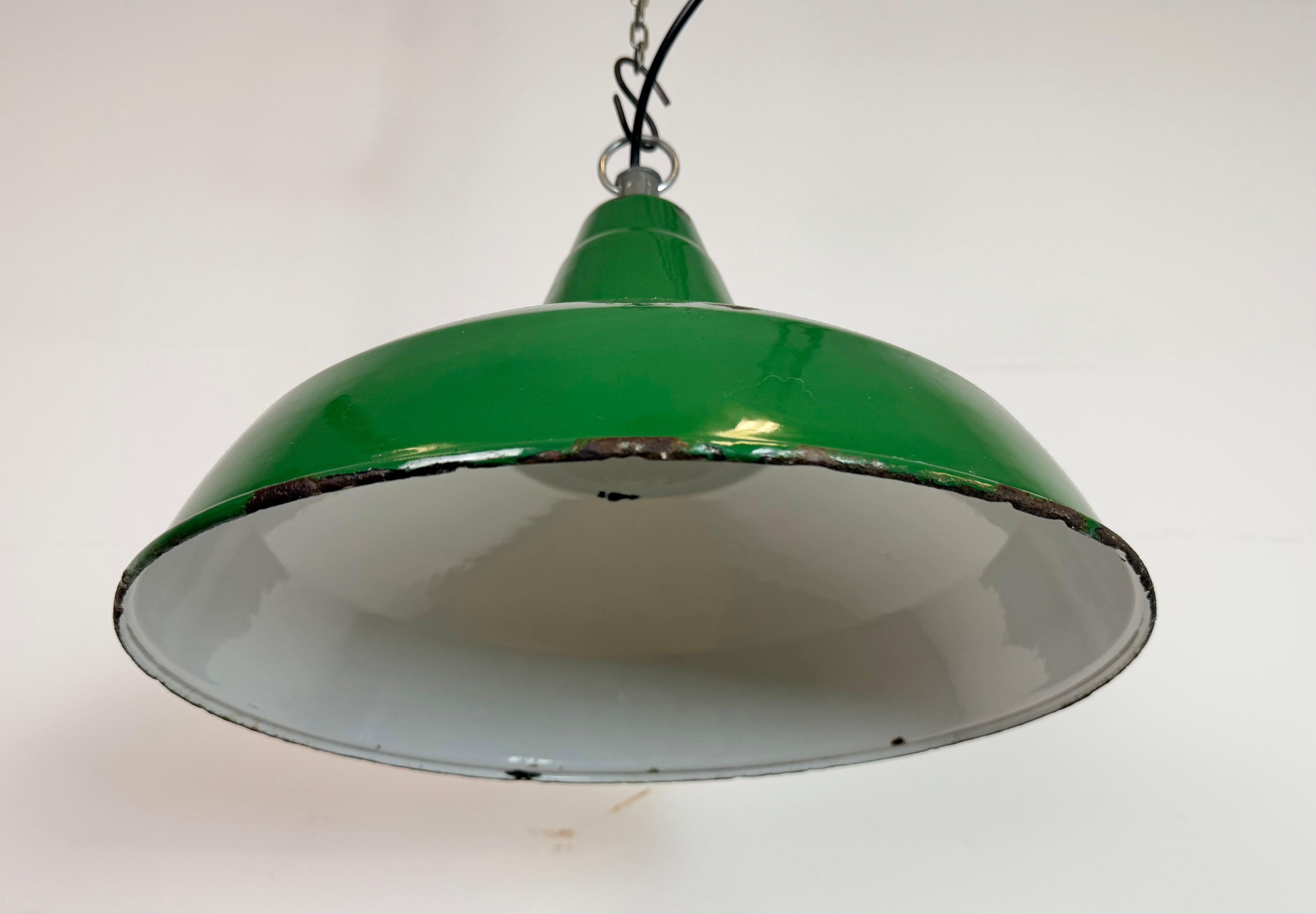 XX secolo Lampada a sospensione industriale britannica a smalto verde, anni '1960 in vendita