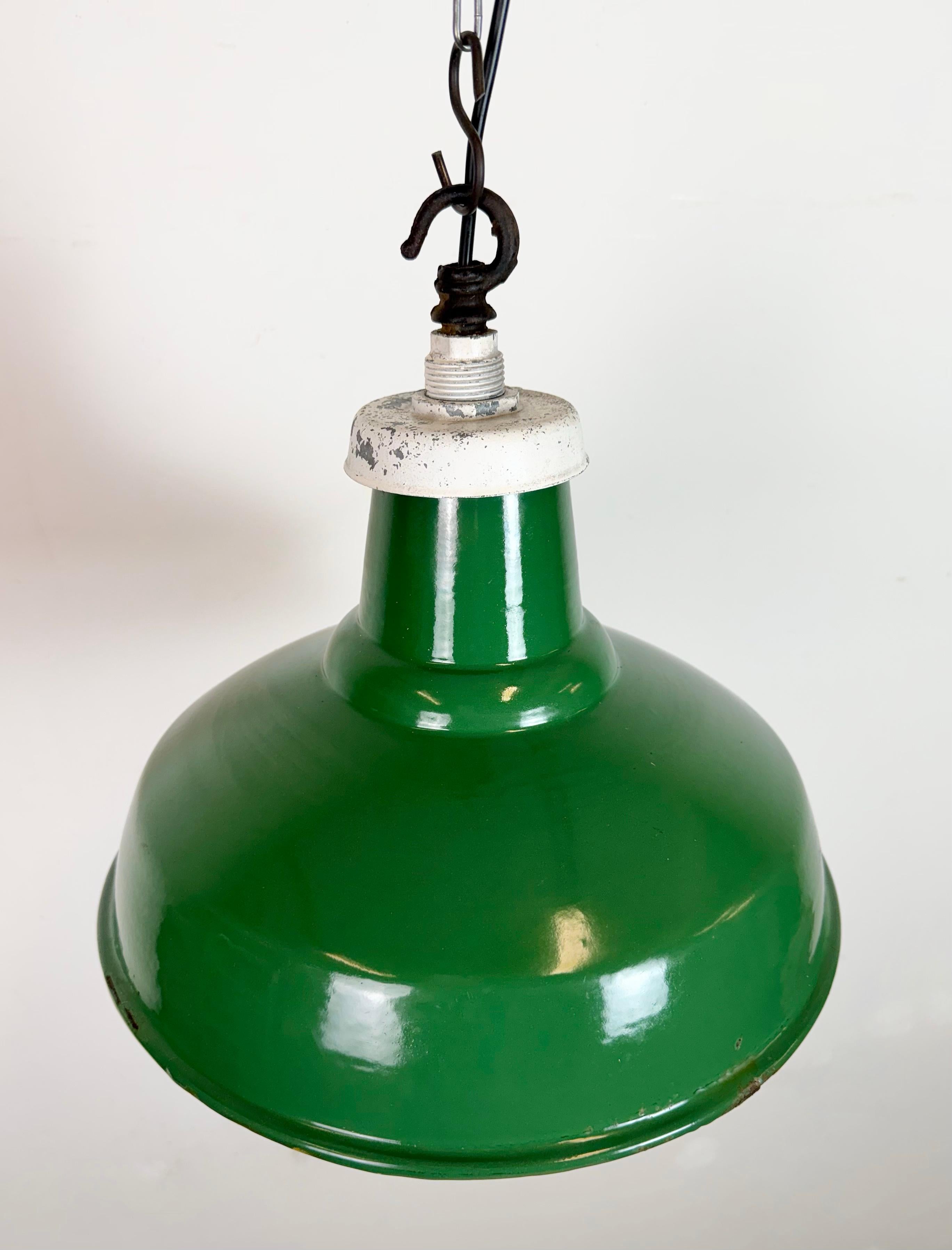 Lámpara colgante industrial de fábrica británica de esmalte verde, años 1960 siglo XX en venta