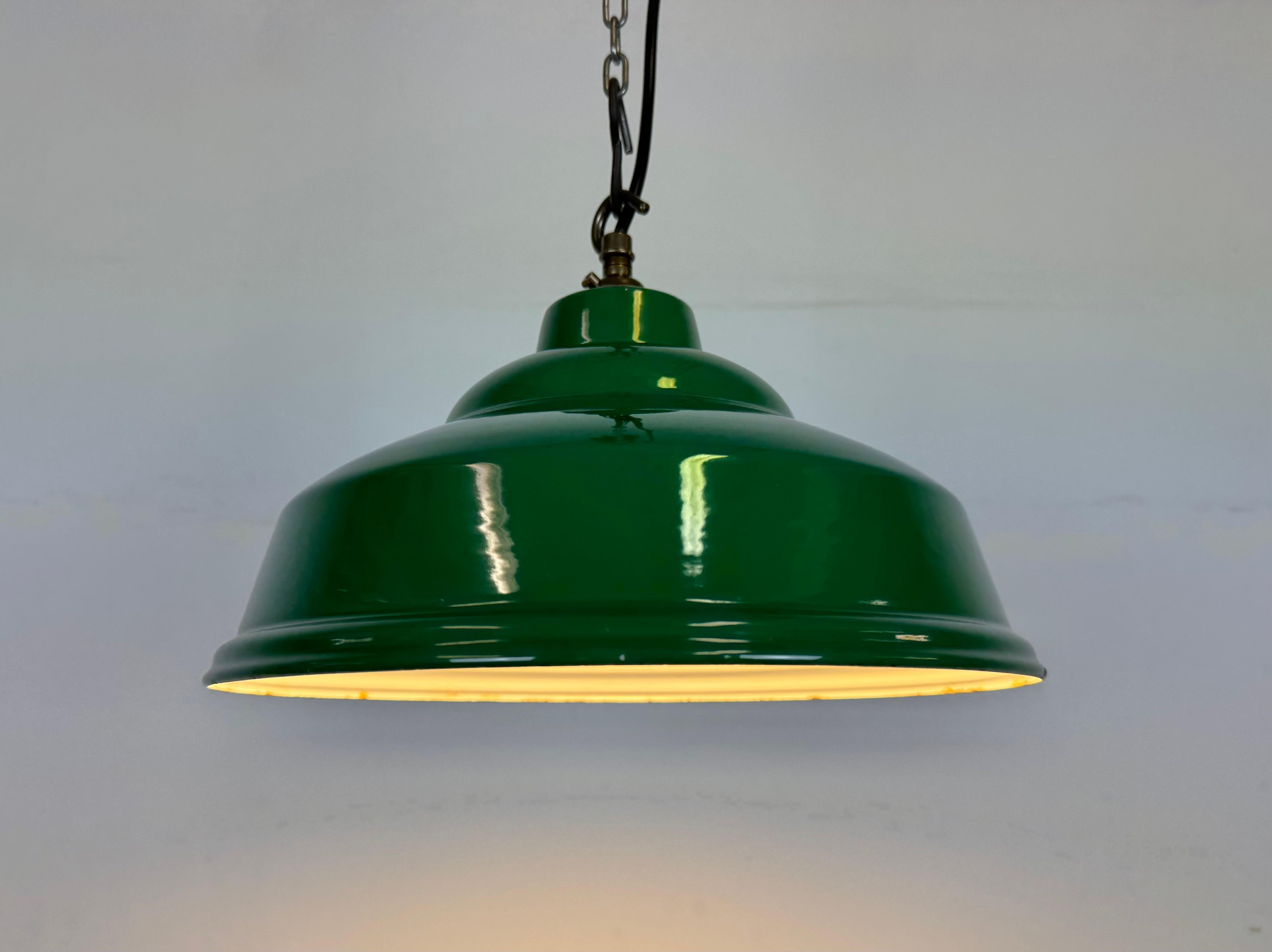 Ottone Lampada a sospensione industriale britannica a smalto verde, anni '60 in vendita