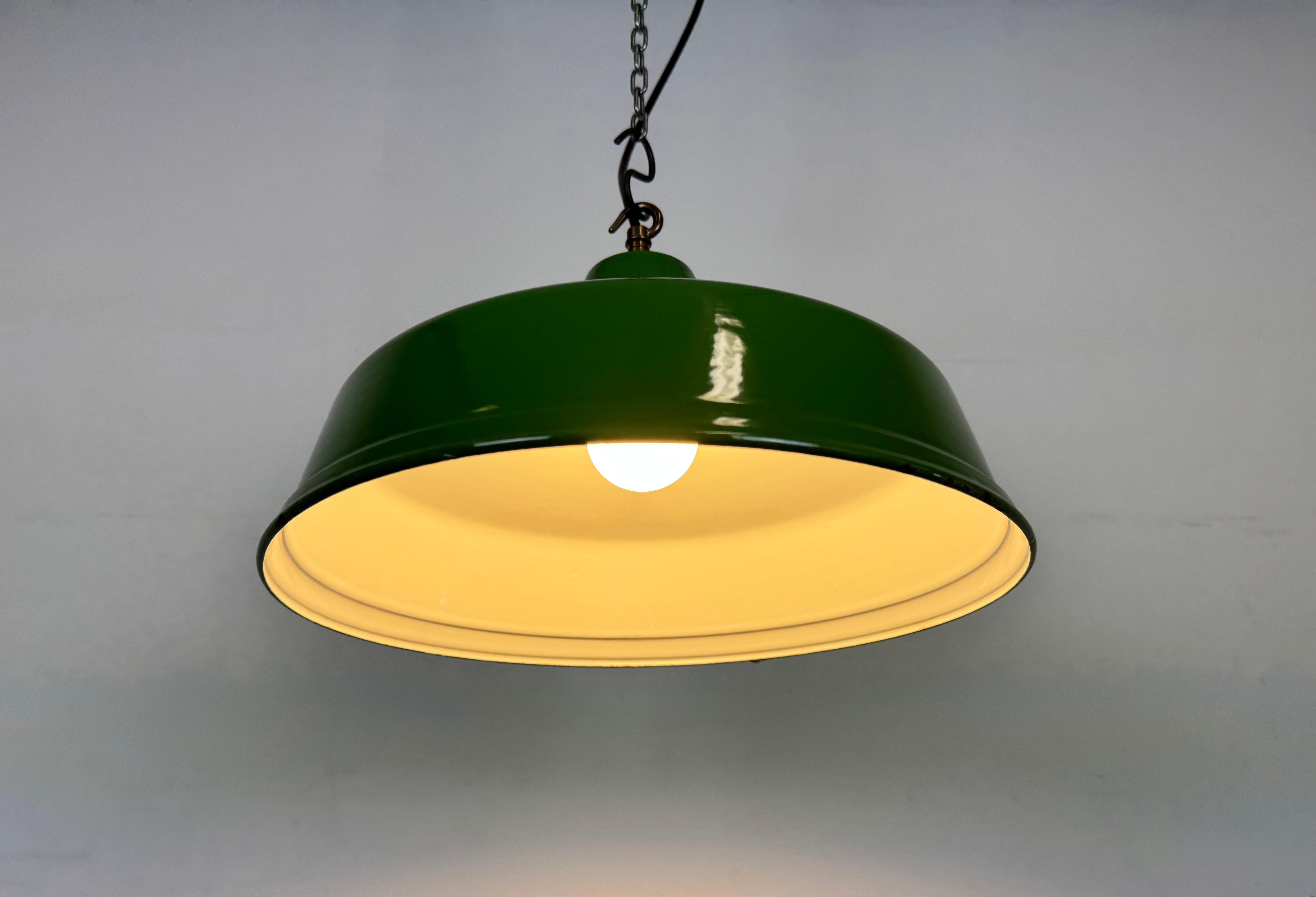 Ottone Lampada a sospensione industriale britannica a smalto verde, anni '60 in vendita