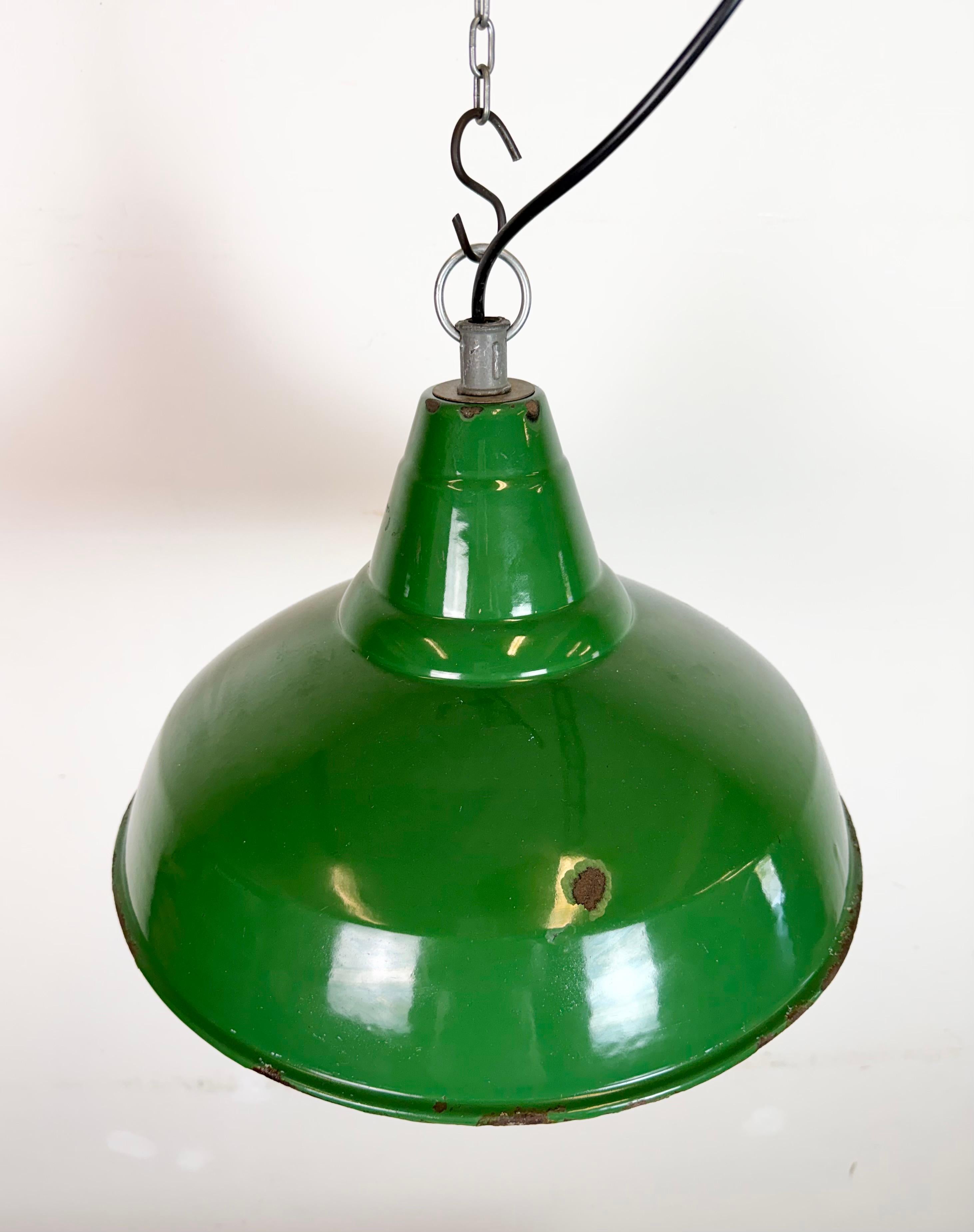 Ottone Lampada a sospensione industriale britannica a smalto verde, anni '1960 in vendita