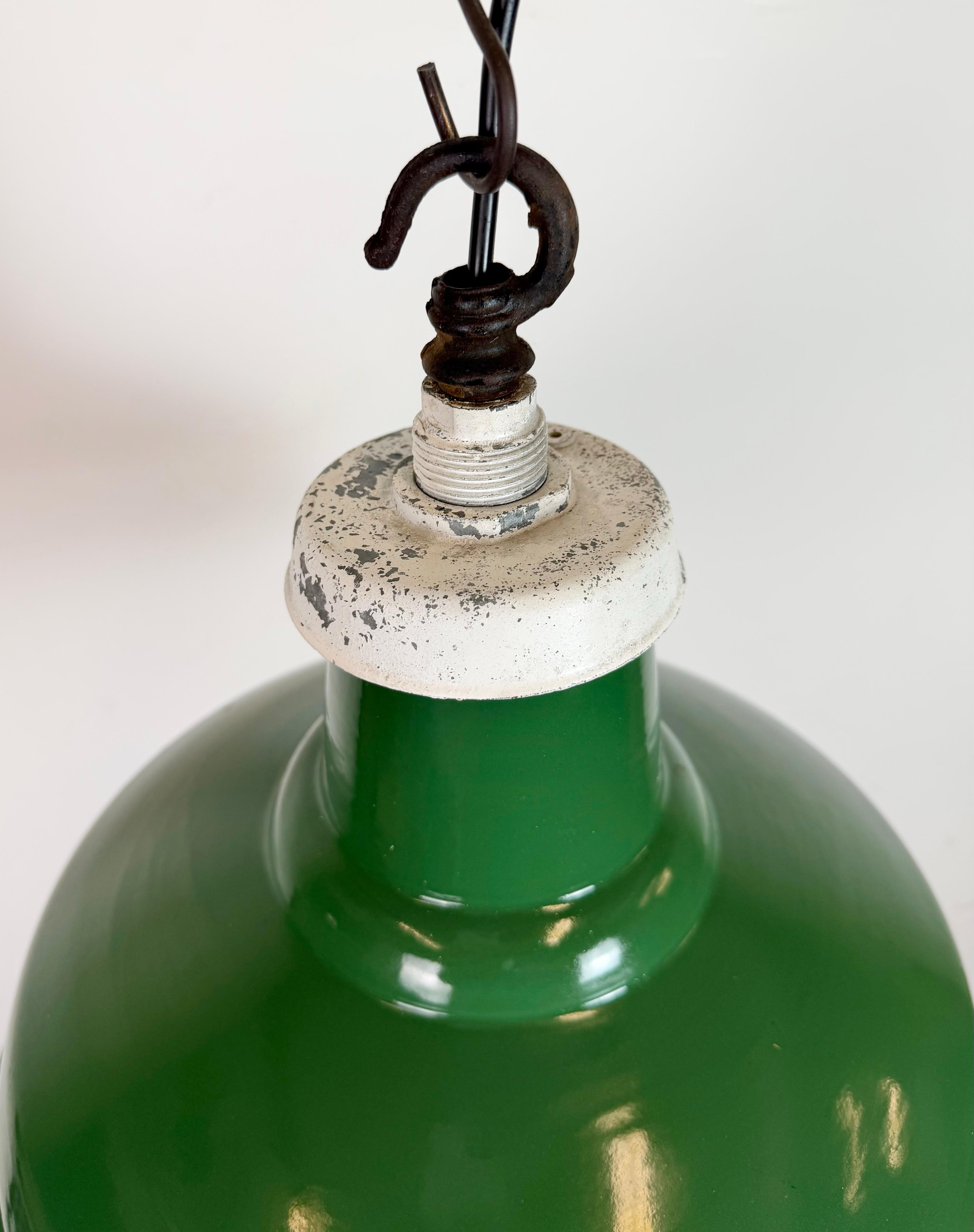 Lámpara colgante industrial de fábrica británica de esmalte verde, años 1960 Latón en venta