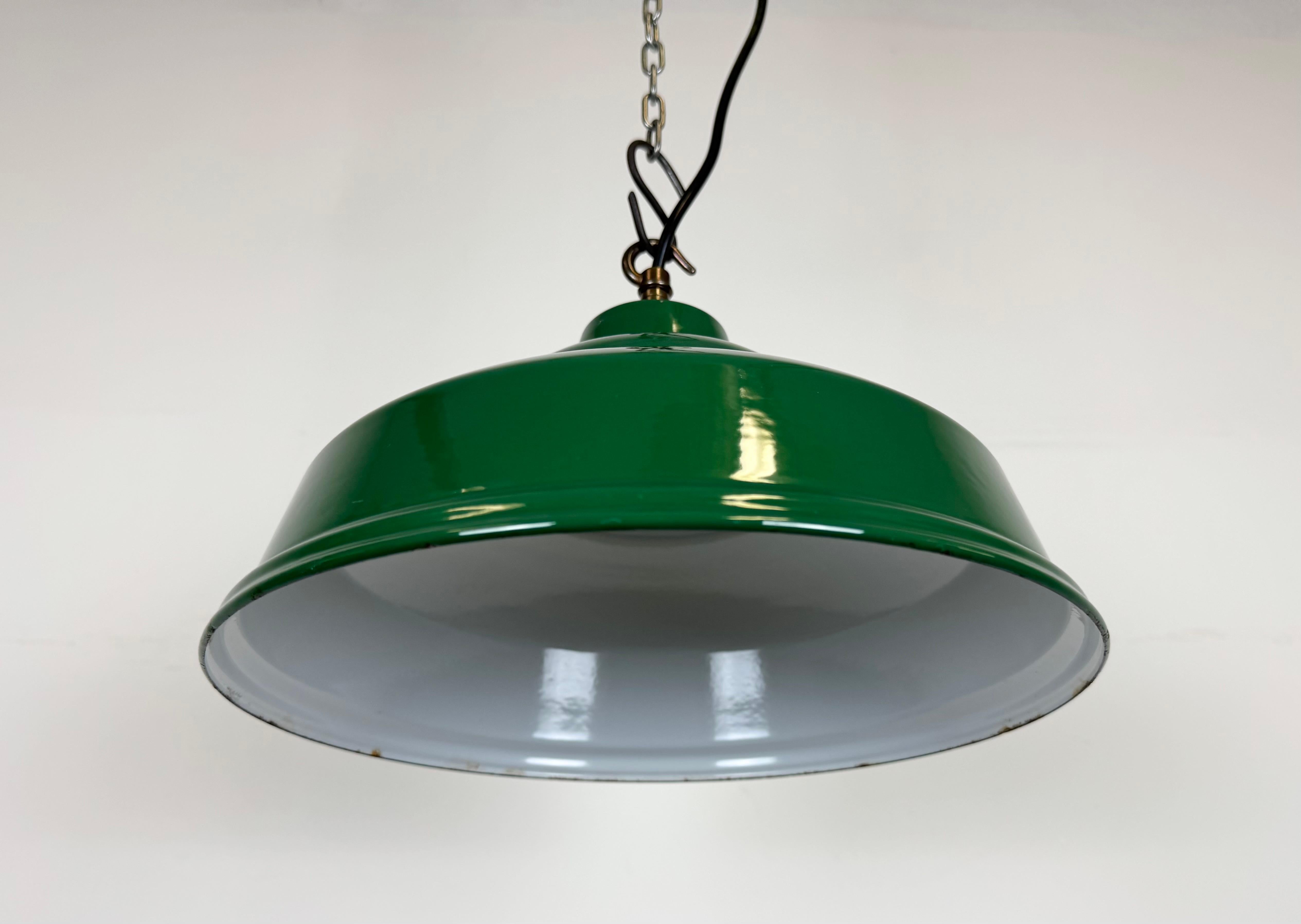Lampada a sospensione industriale britannica a smalto verde, anni '60 in vendita 1