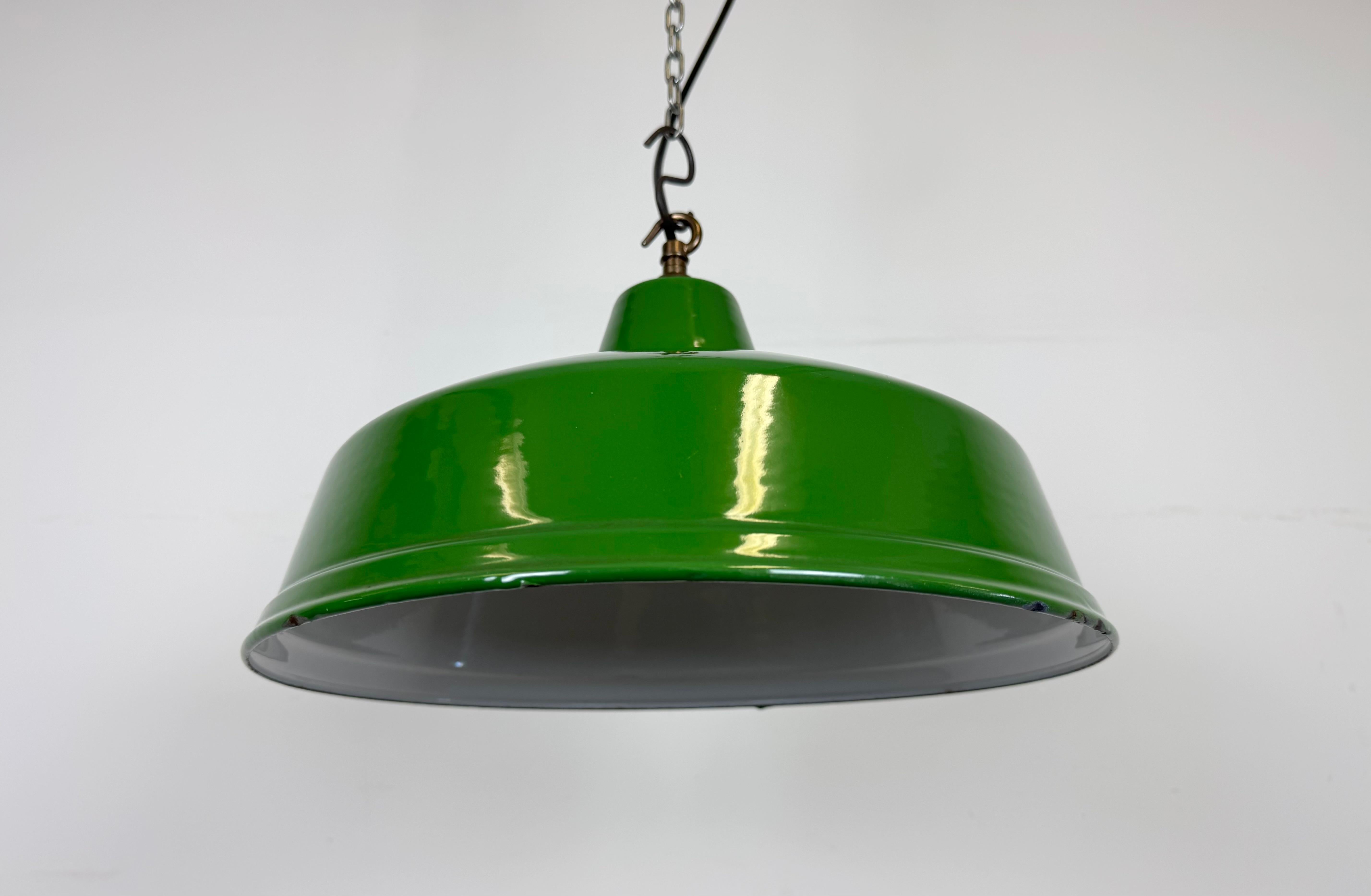 Lampada a sospensione industriale britannica a smalto verde, anni '60 in vendita 1