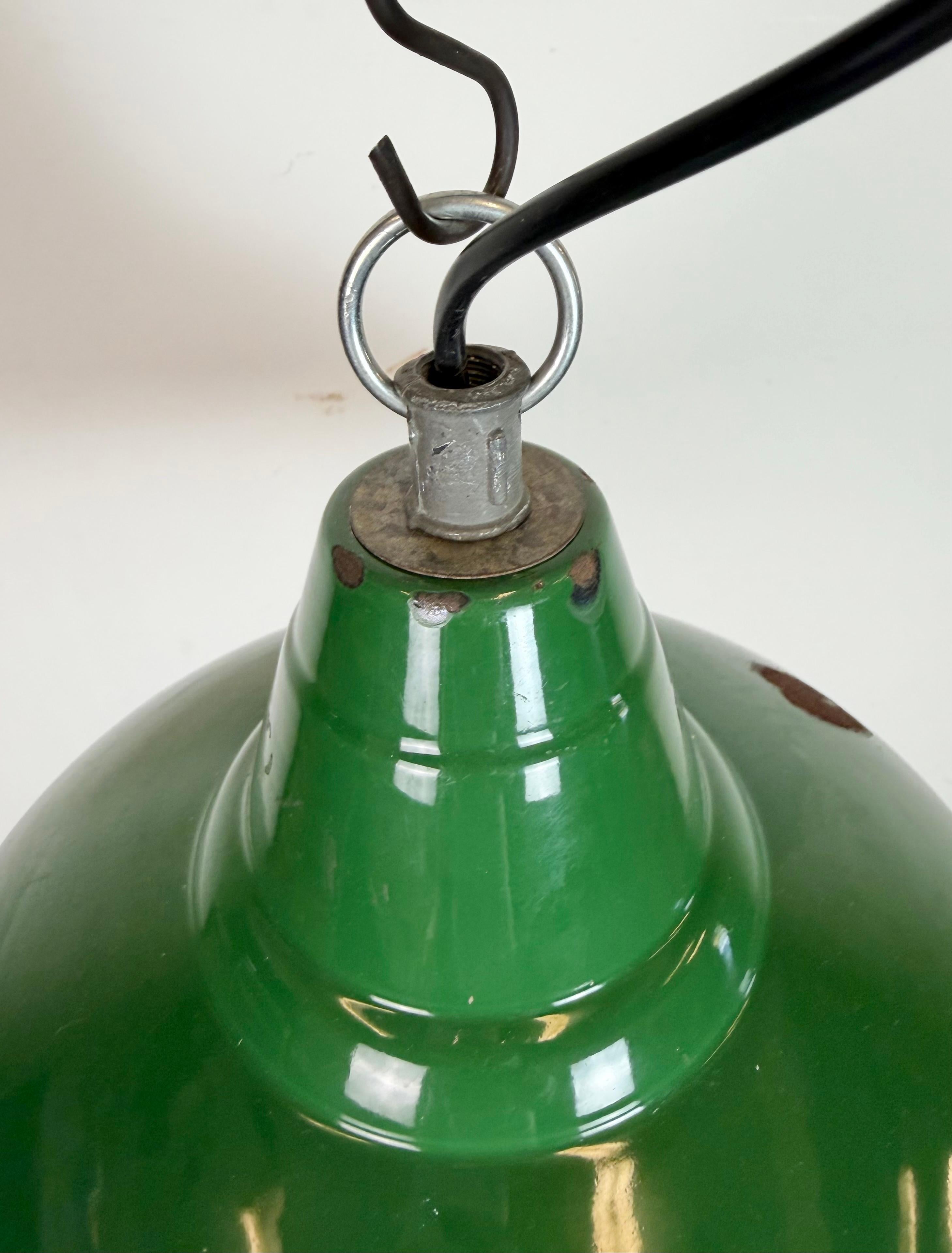 Lampada a sospensione industriale britannica a smalto verde, anni '1960 in vendita 1