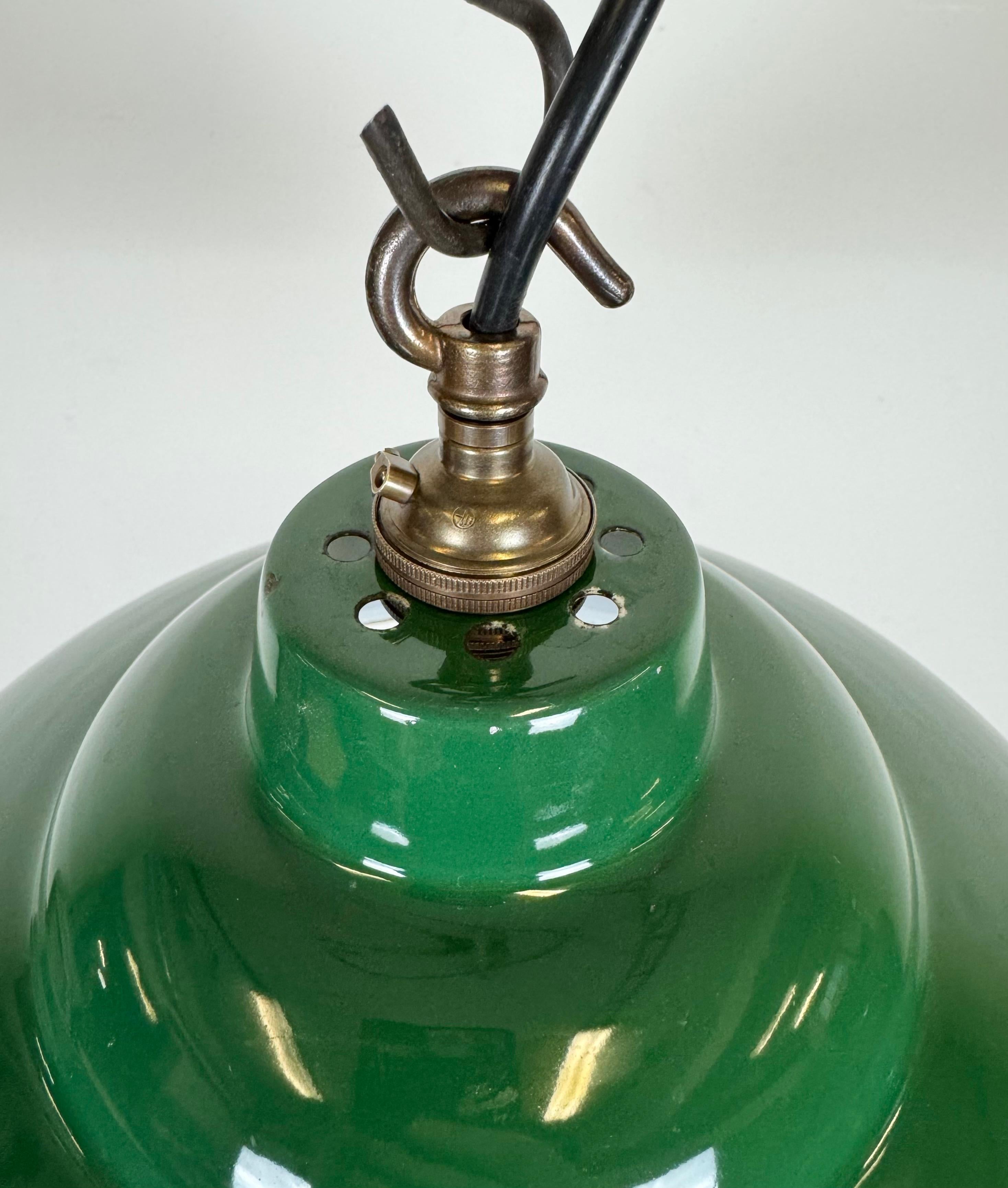 Lampada a sospensione industriale britannica a smalto verde, anni '60 in vendita 2